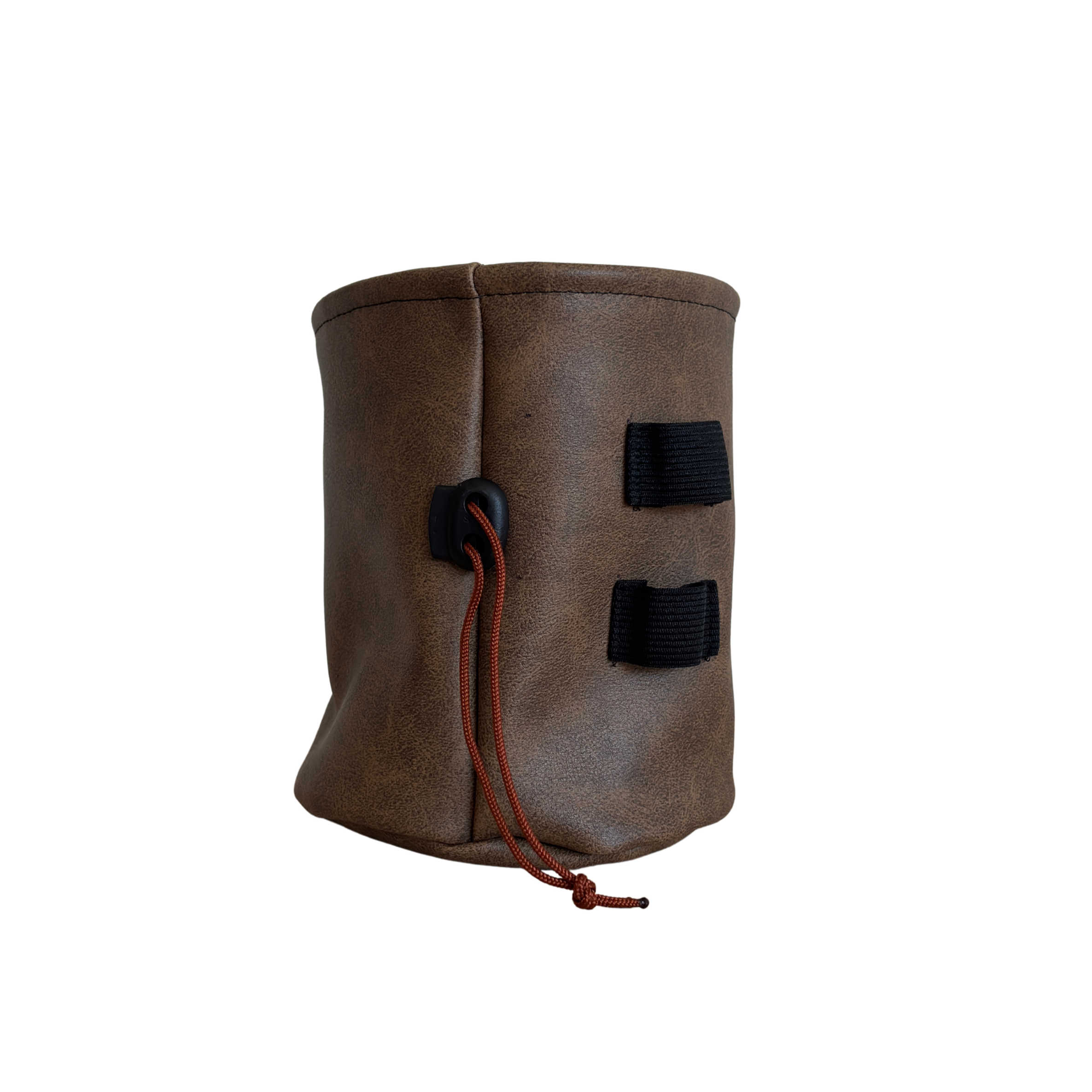 Ein brauner, weicher Schuh mit Schnur und zwei Gummibändern auf der Seite.