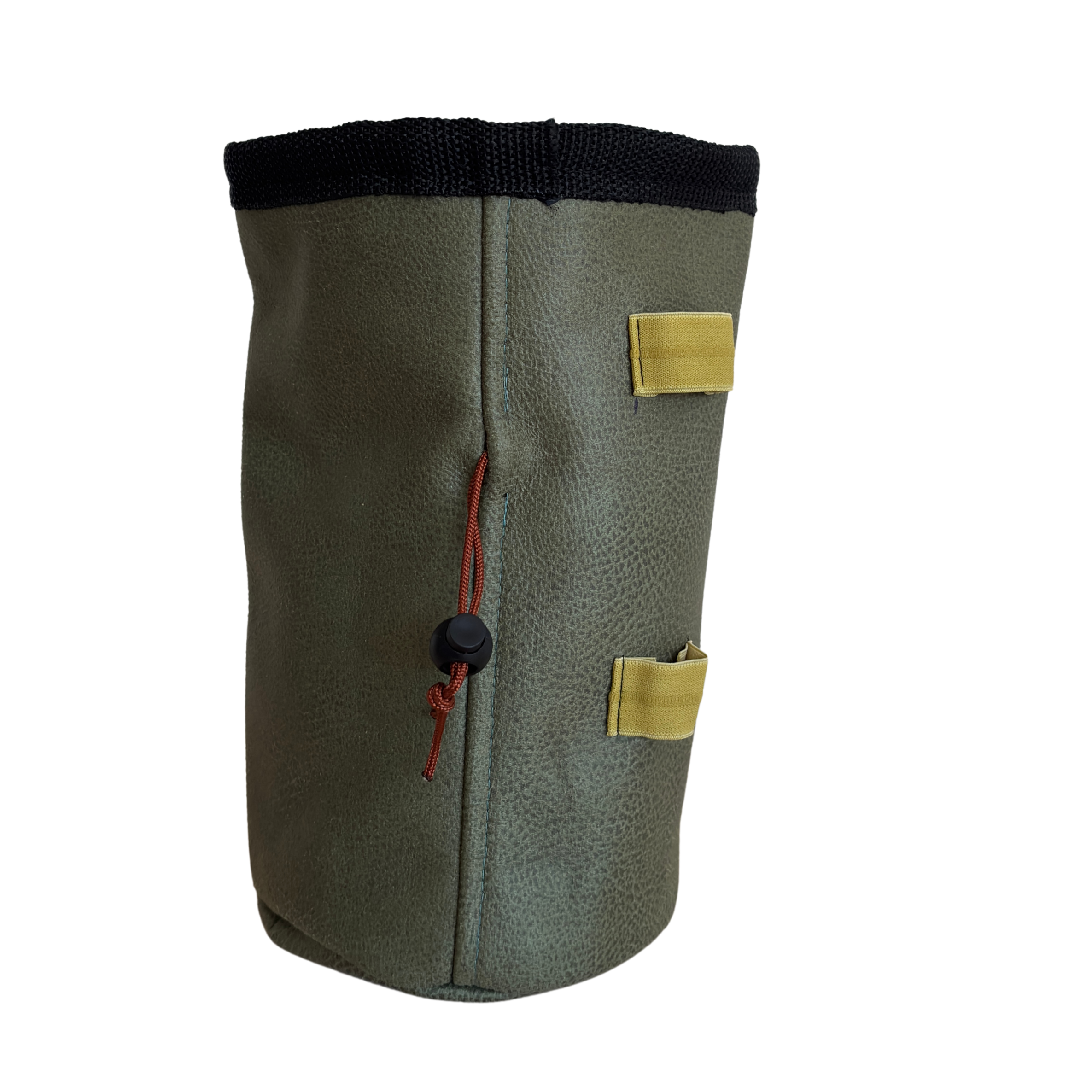 Ein grüner Klettergurt mit schwarzen, gelben und roten Elementen, sichtbar sind zwei gelbe Taschen an der Seite und ein schwarzer Sicherheitsknopf.