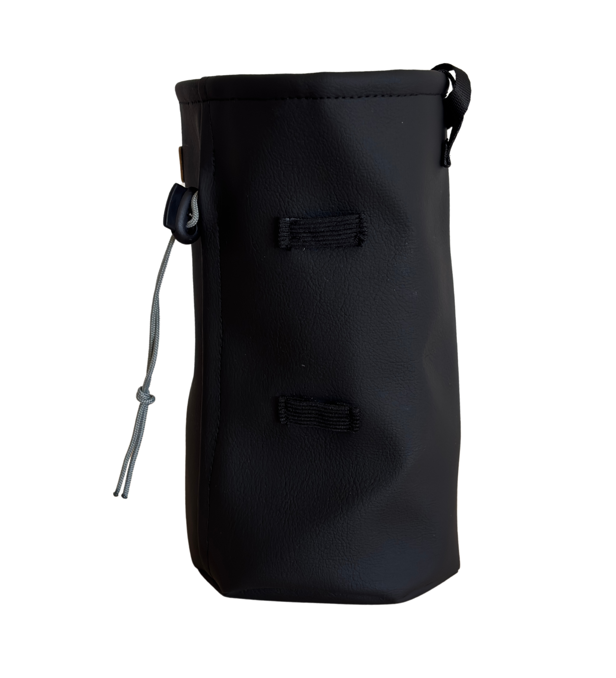 Schwarze, rechteckige Tasche aus wasserdichtem Material mit Zugkordel und Griffen.