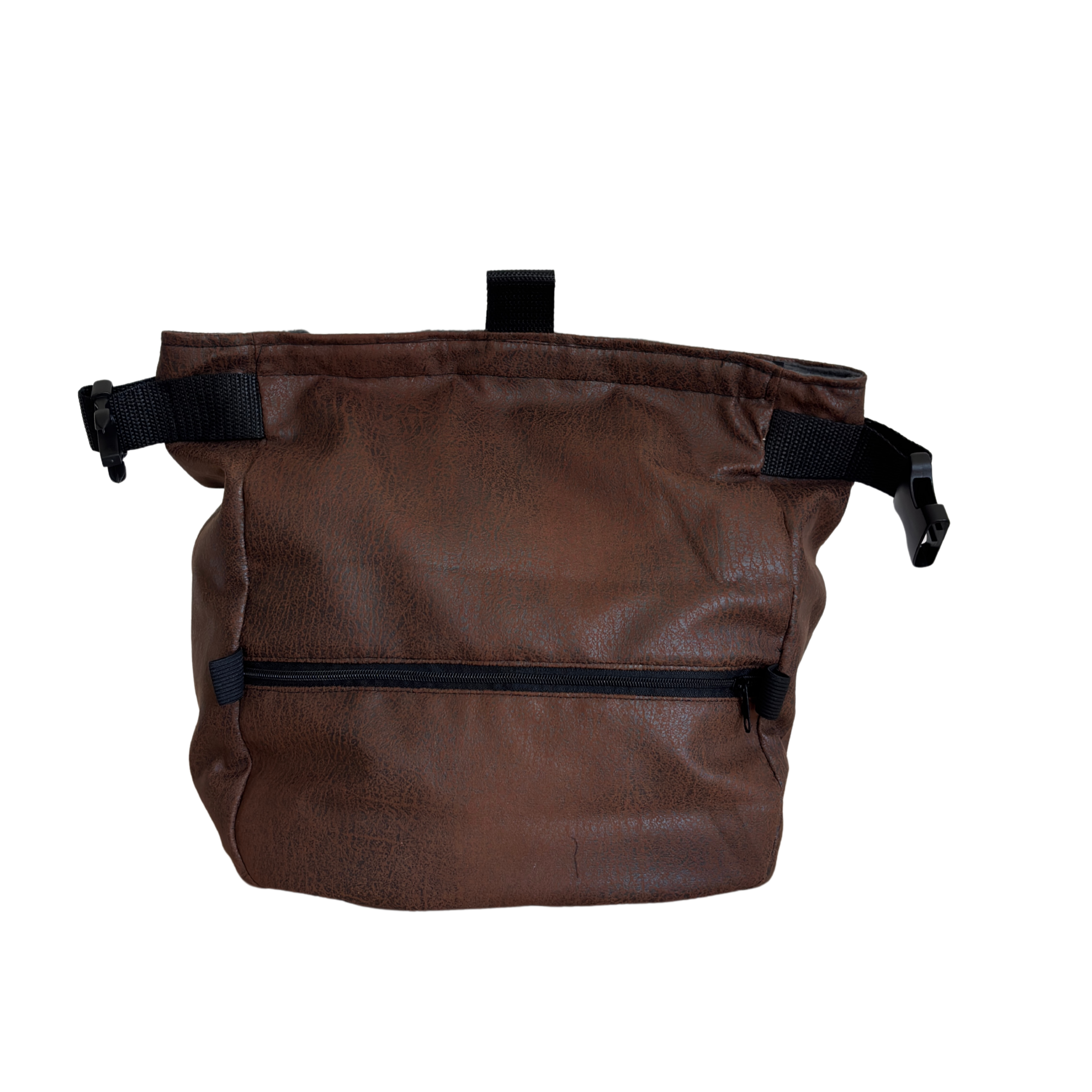 Eine braune Ledertasche mit Reißverschluss und schwarzen Kunststoffschnallen.