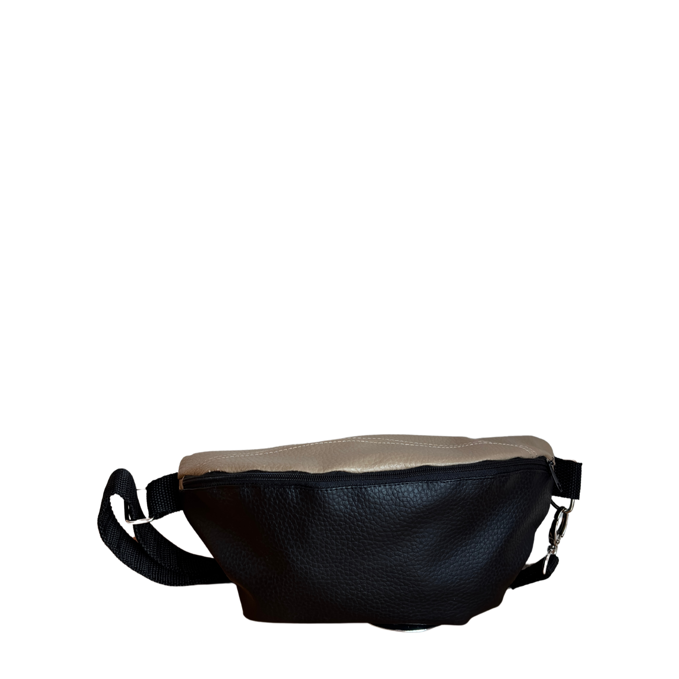 Eine schwarze Gürteltasche mit beigeem Reißverschluss und schwarzem Riemen.
