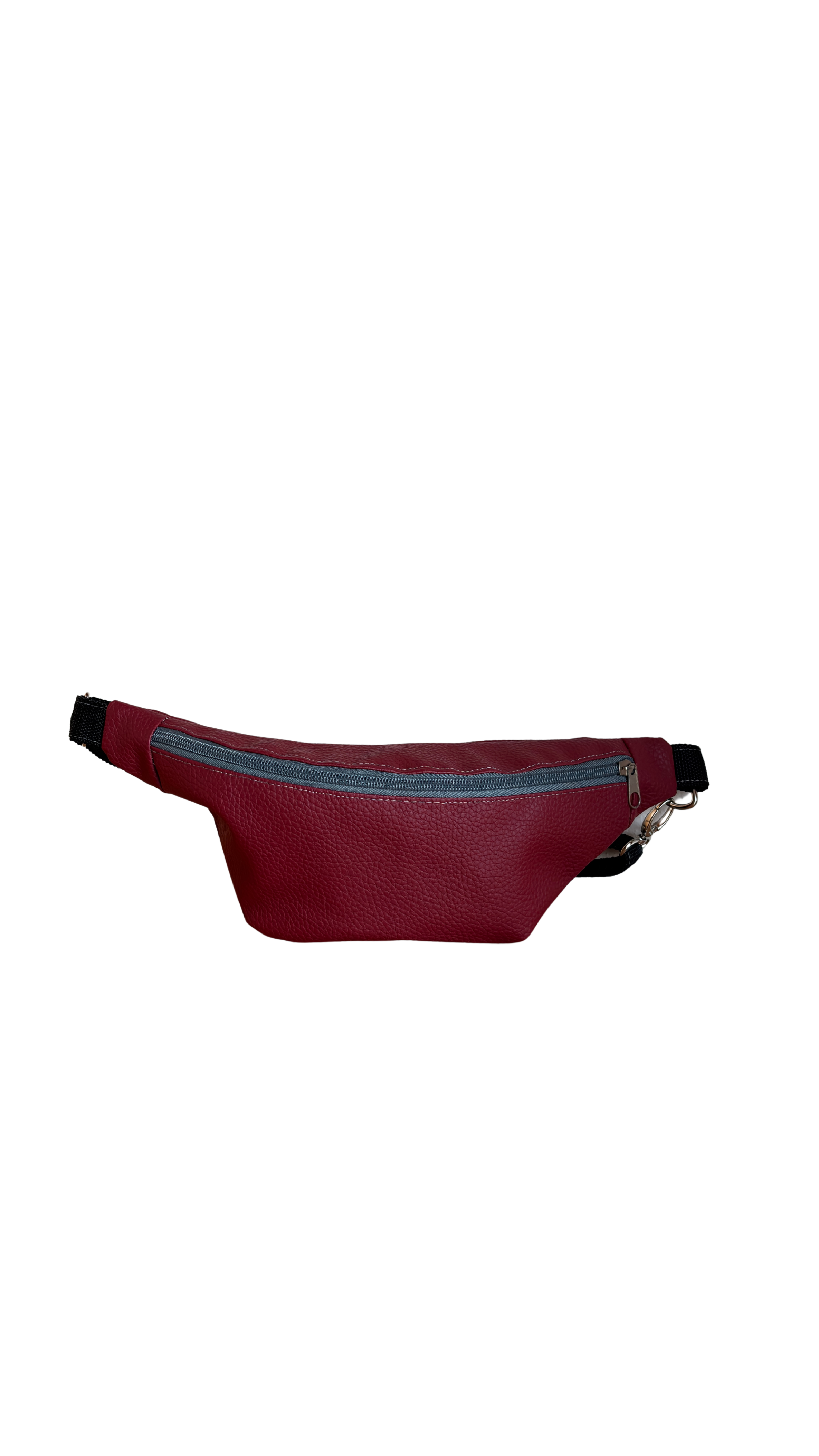 Eine rote Gürteltasche aus Leder mit gralem Reißverschluss.