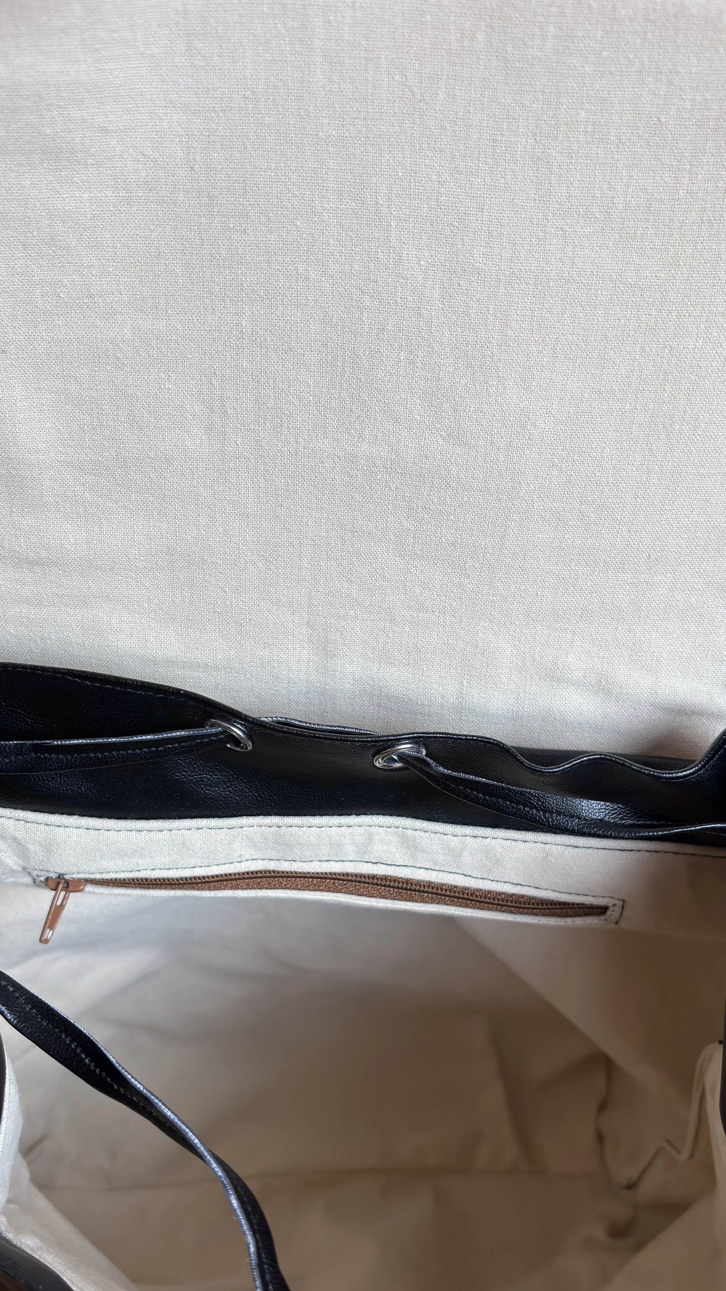 Innenseite einer Tasche mit Reißverschlussfach