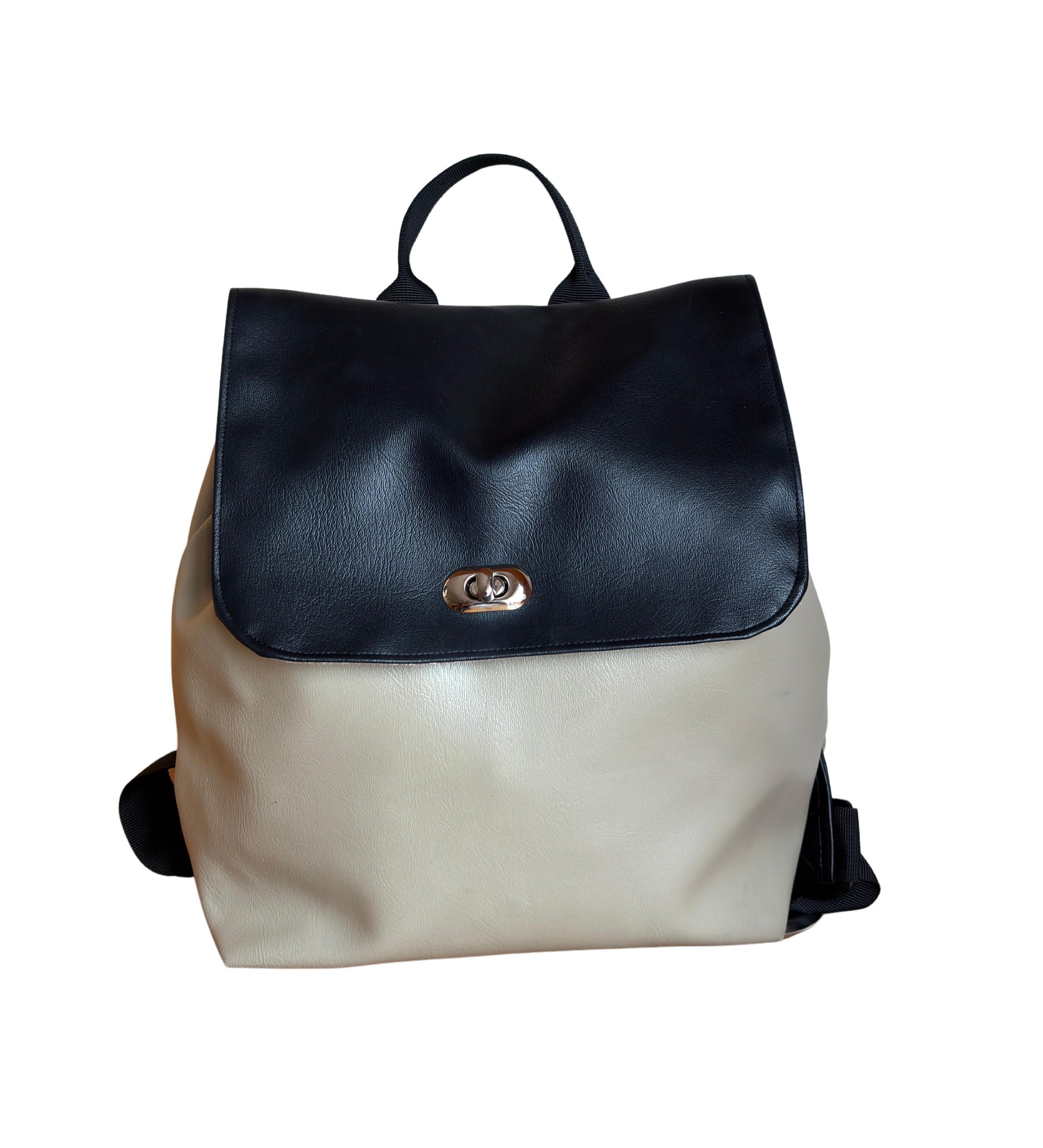 Ein Rucksack mit schwarzem Deckel und beigeem Körper, Metallverschluss an der Klappe