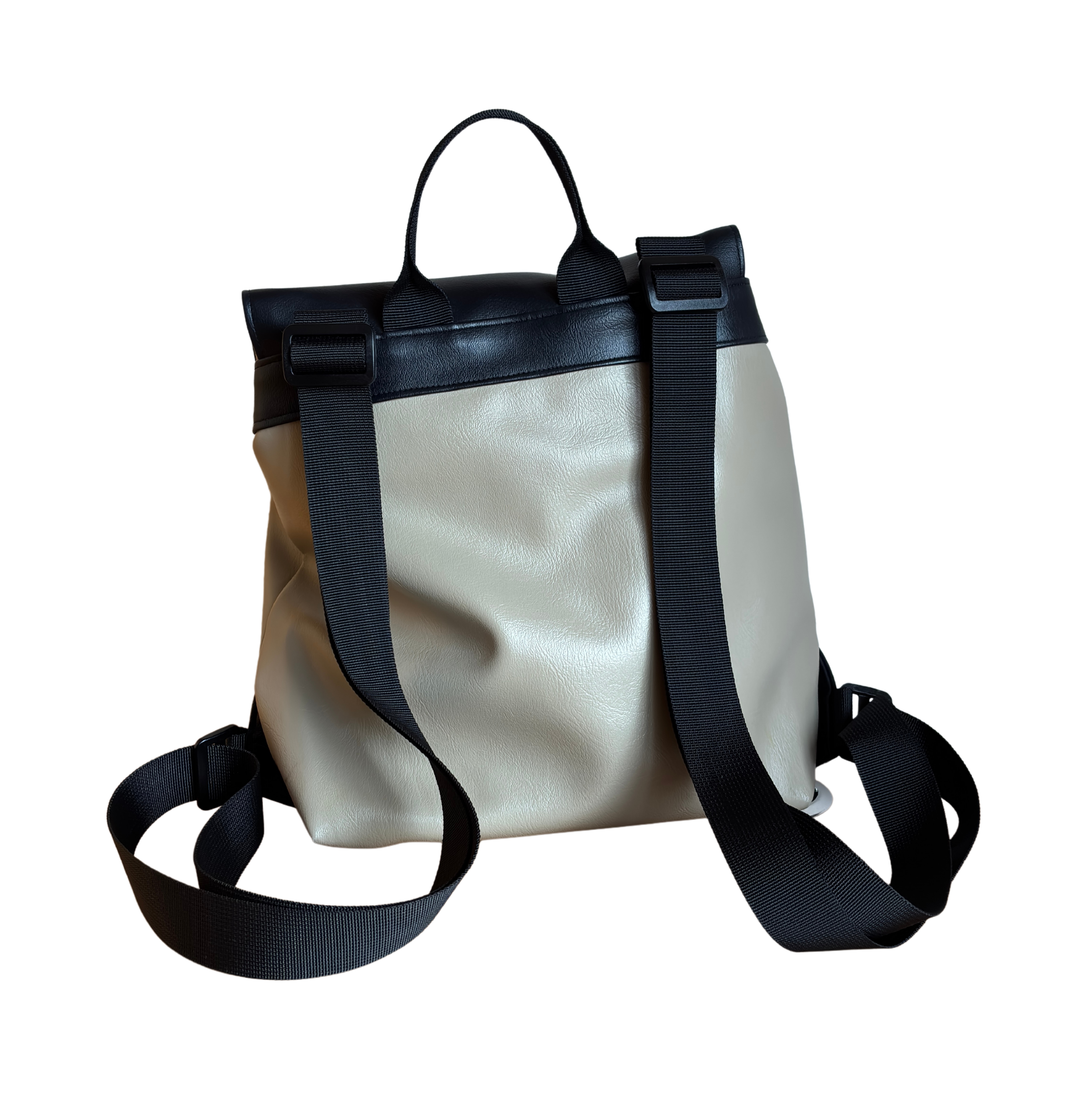 Ein brauner Rucksack mit schwarzen Griffen, Schultergurten und oberen Rändern, auf schwarzem Hintergrund.