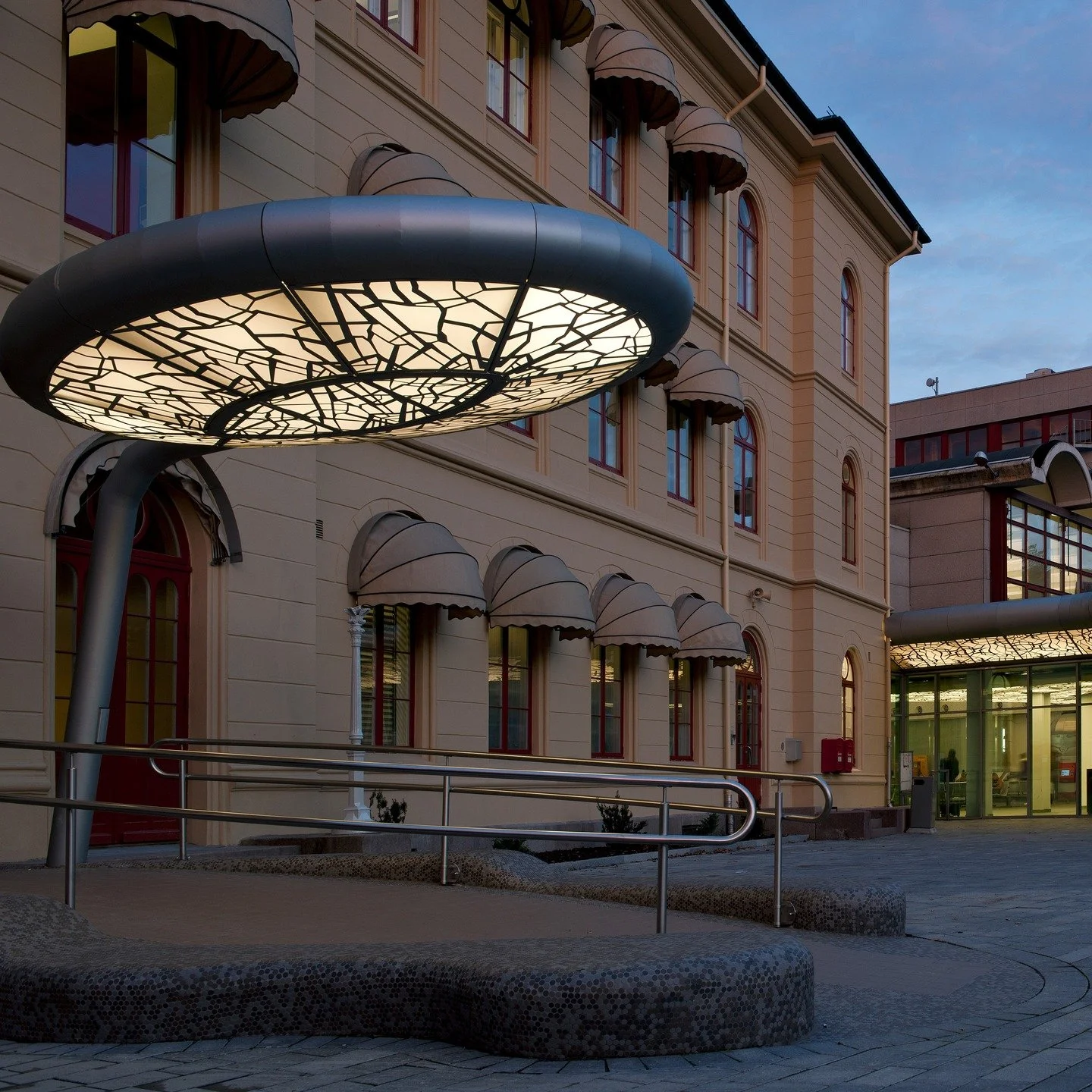 Offisiell &aring;pning av nye Drammen stasjon - tusen takk til @norconsult og @nordicooa for samarbeidet med oss i mmw arkitekter!

Torsdag 18. september markerte Bane NOR den offisielle &aring;pningen av det nye dobbeltsporet mellom Drammen og Kobbe