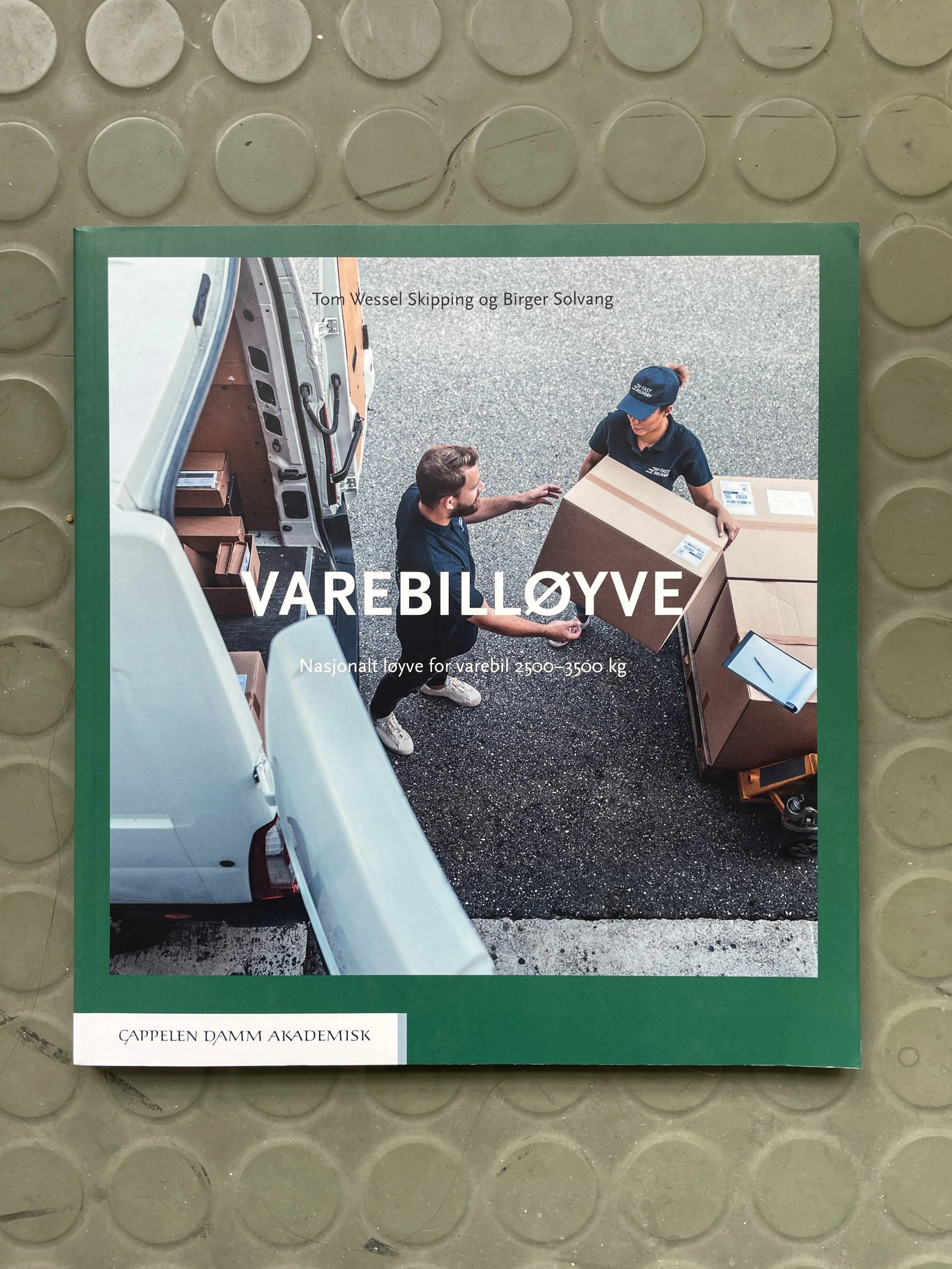       
  
     Oslo City Hub omtalt i “varebilløyve”     Oslo City Hub er omtalt i fagboken  Varebilløyve , utgitt av Cappelen Damm Akademisk.  I bokens avsluttende del, under kapittelet  “Miljø – utfordringer og tiltak” , trekkes Oslo City Hub frem 
