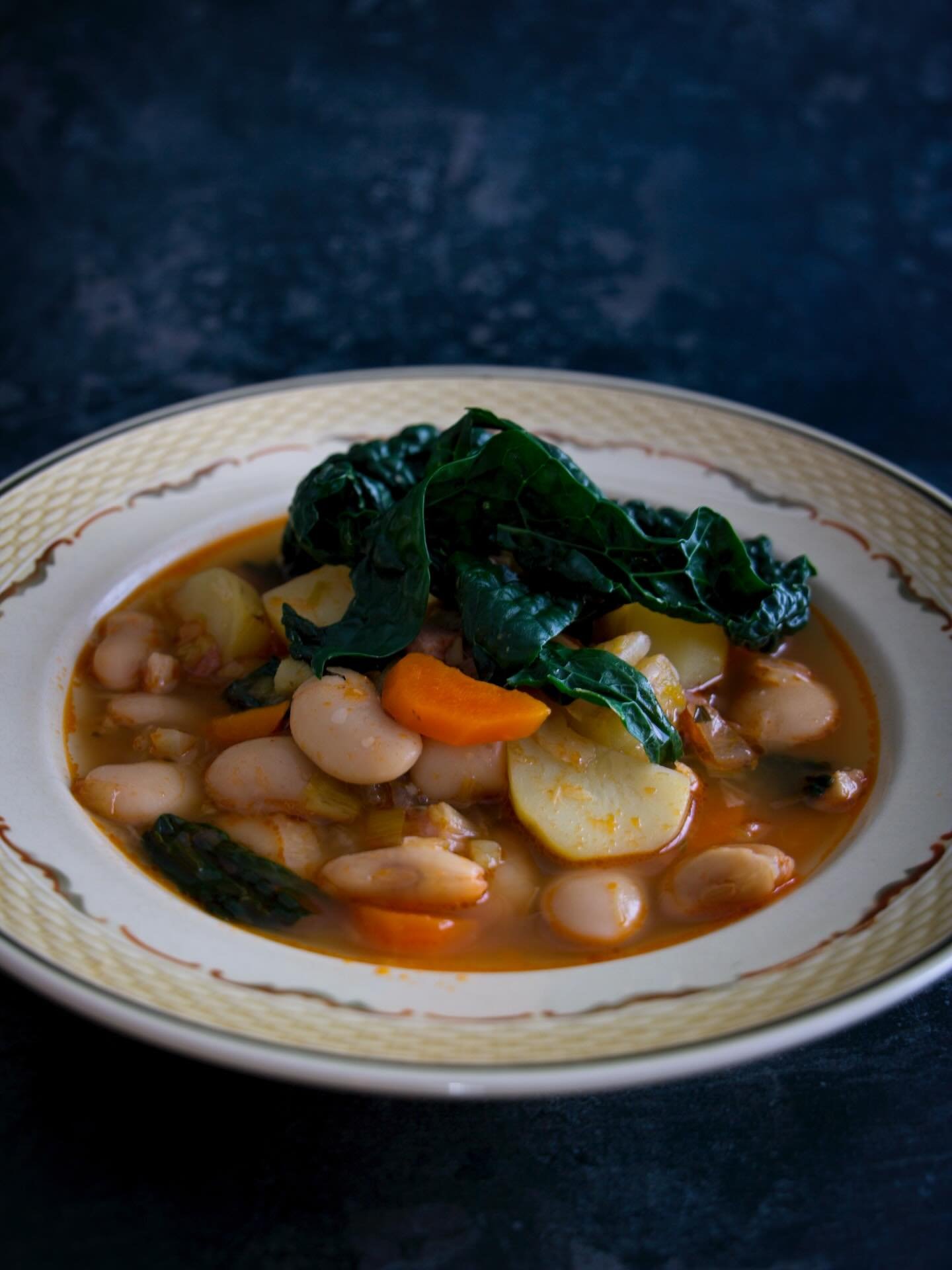 Simpel suppe, b&oslash;nner, gulerod, plamek&aring;l og kartofler