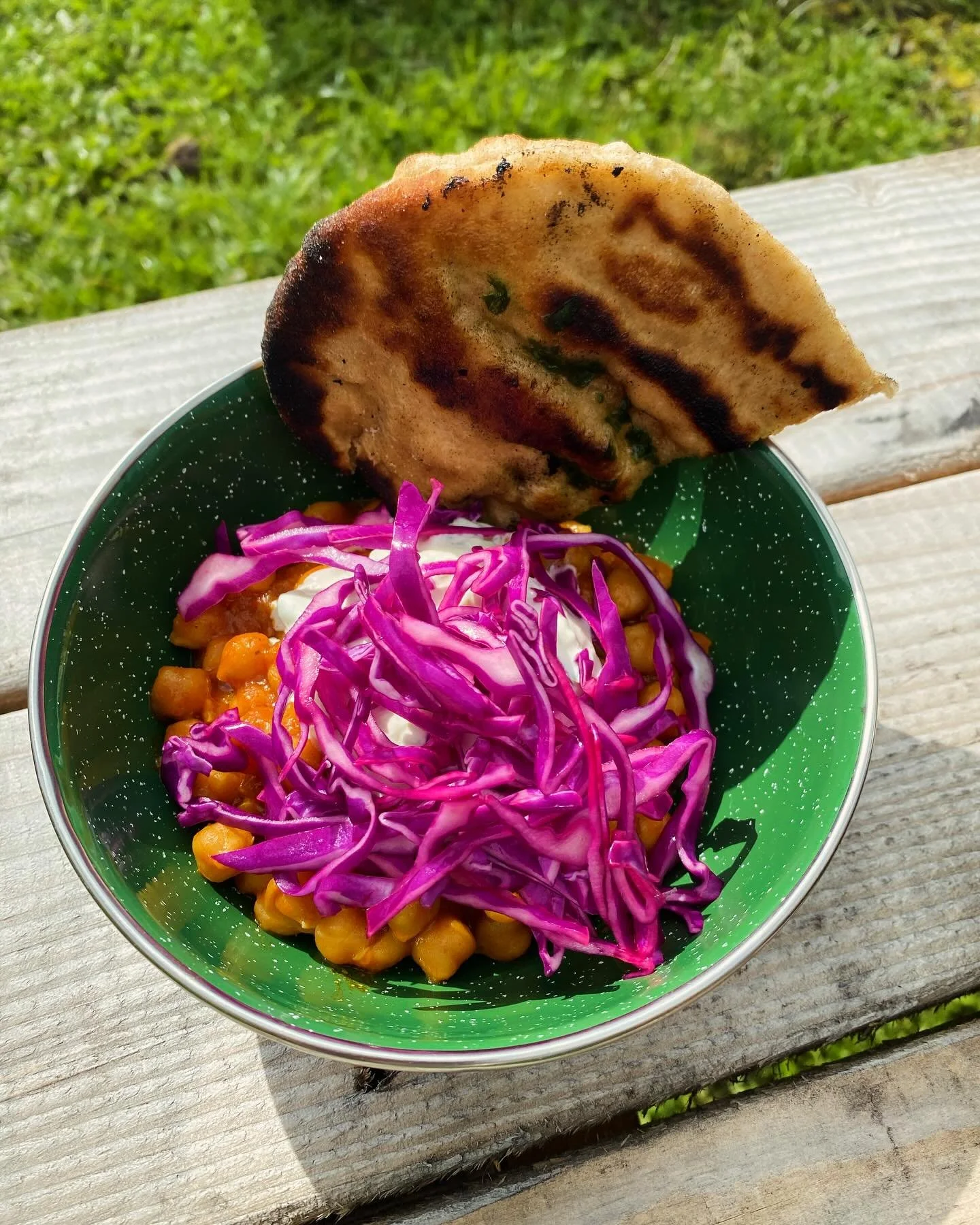 Karrygryde med kik&aelig;rter, agurk r&oslash;rt med yoghurt og citron marineret r&oslash;d spidsk&aring;l. Fladbr&oslash;d med ramsl&oslash;gsolie