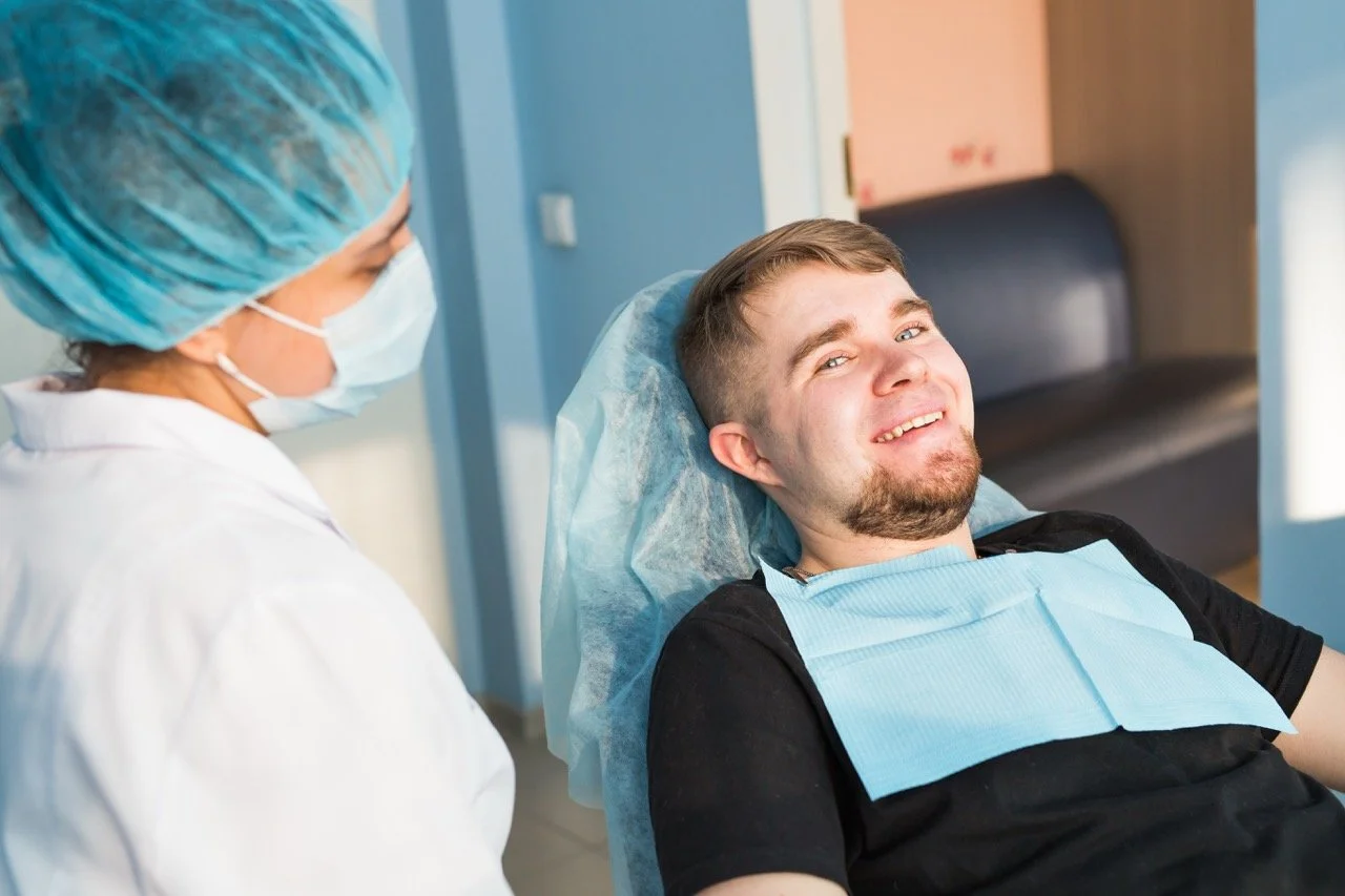 Patient beim Zahnarzt, lachend