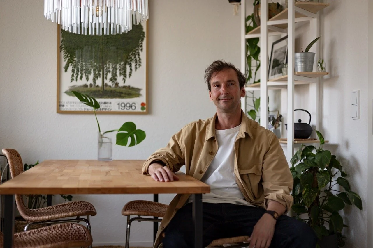 Thomas Ploch sitzend an einem Tisch