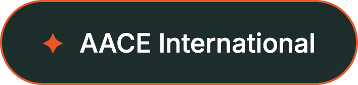 Logo d'AACE International avec texte blanc sur fond vert foncé et un symbole en étoile orange à gauche.