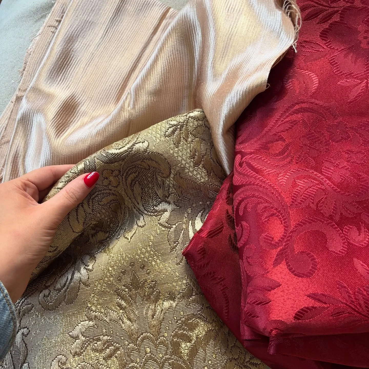 Fabric delivery ! 🚚🎁 Some new textures + colours for autumn 🔥✨ Can&rsquo;t wait to bring these beauties to life for @irelandfashionweek &mdash; stay tuned for sneak peeks 👀🧵 #BehindTheSeams #IrelandFashionWeek #DesignInProgress