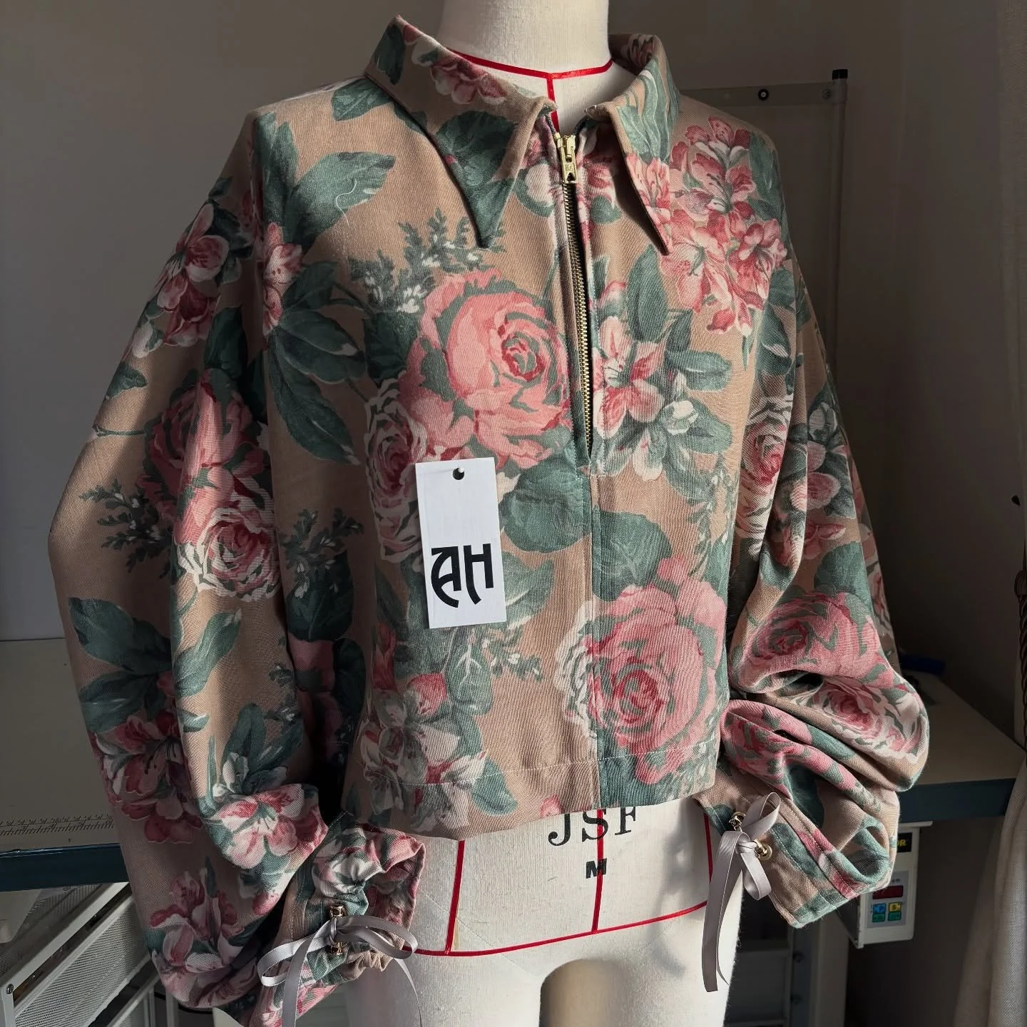 🍂✨ A beautiful autumn AH jacket to kick off the season! Autumn is my absolute fave colour palette 🤎 Keep your eyes peeled for some exciting looks coming your way for @irelandfashionweek &mdash; only 19 days to go! 🔥 #AutumnVibes #FashionWeekCountd