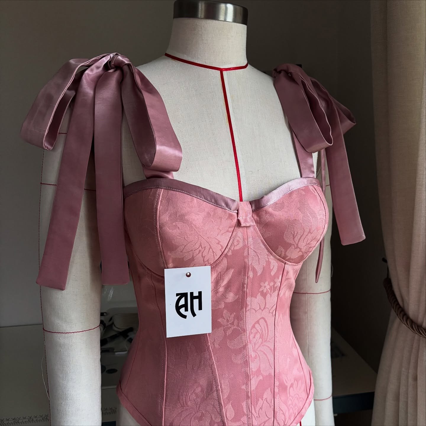 Pink vintage damask AH Corset 💗
When the lining is just as pretty as the outer shell 🤩✨

#explorepage #AHCorset #VintageVibes #CorsetLove