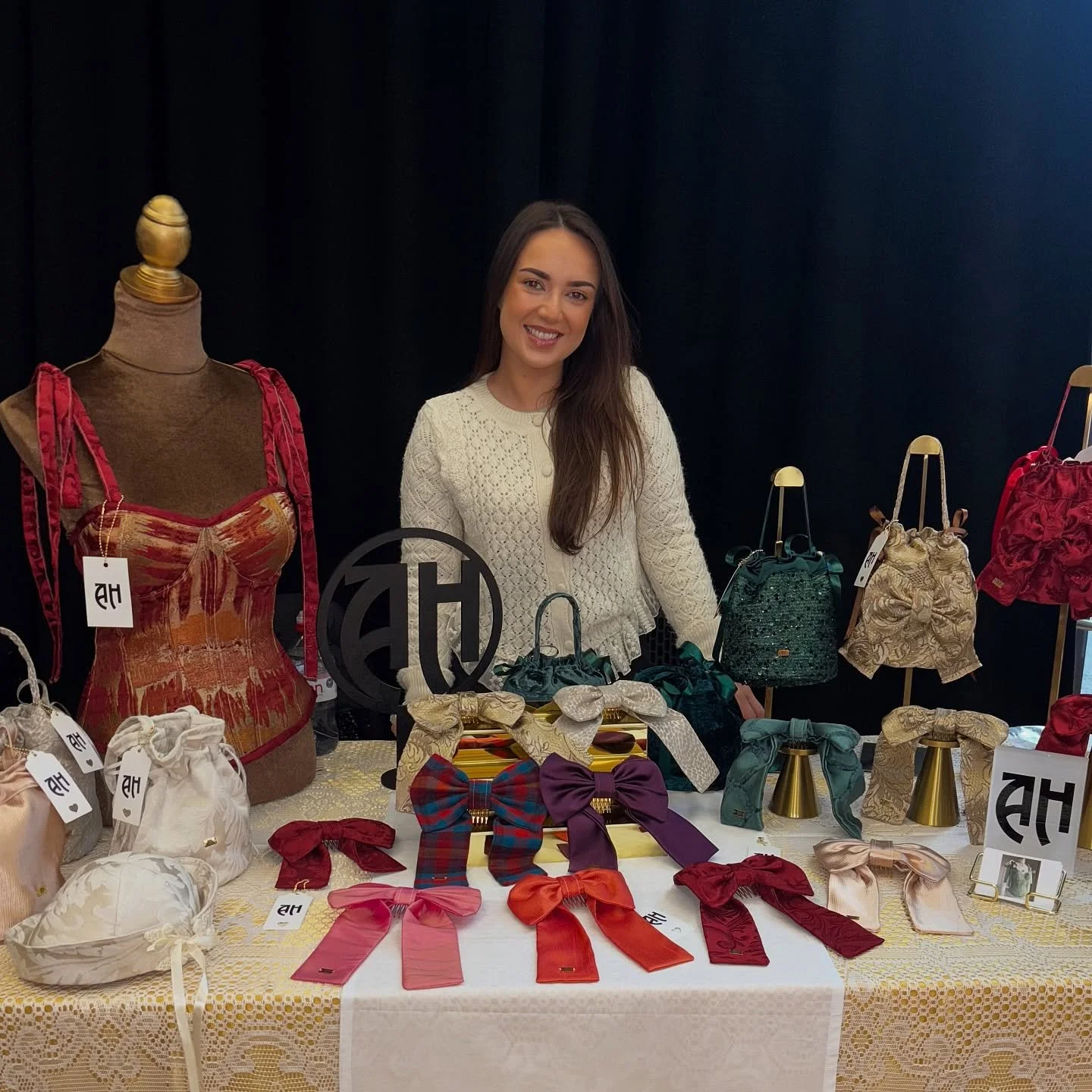 ✨ It&rsquo;s officially an AH Christmas! ✨
So delighted to have launched my Christmas collection yesterday at the Club Cail&iacute;n&iacute;s Christmas Market. It was so lovely meeting so many new faces.

Huge congratulations to all the beautiful sta