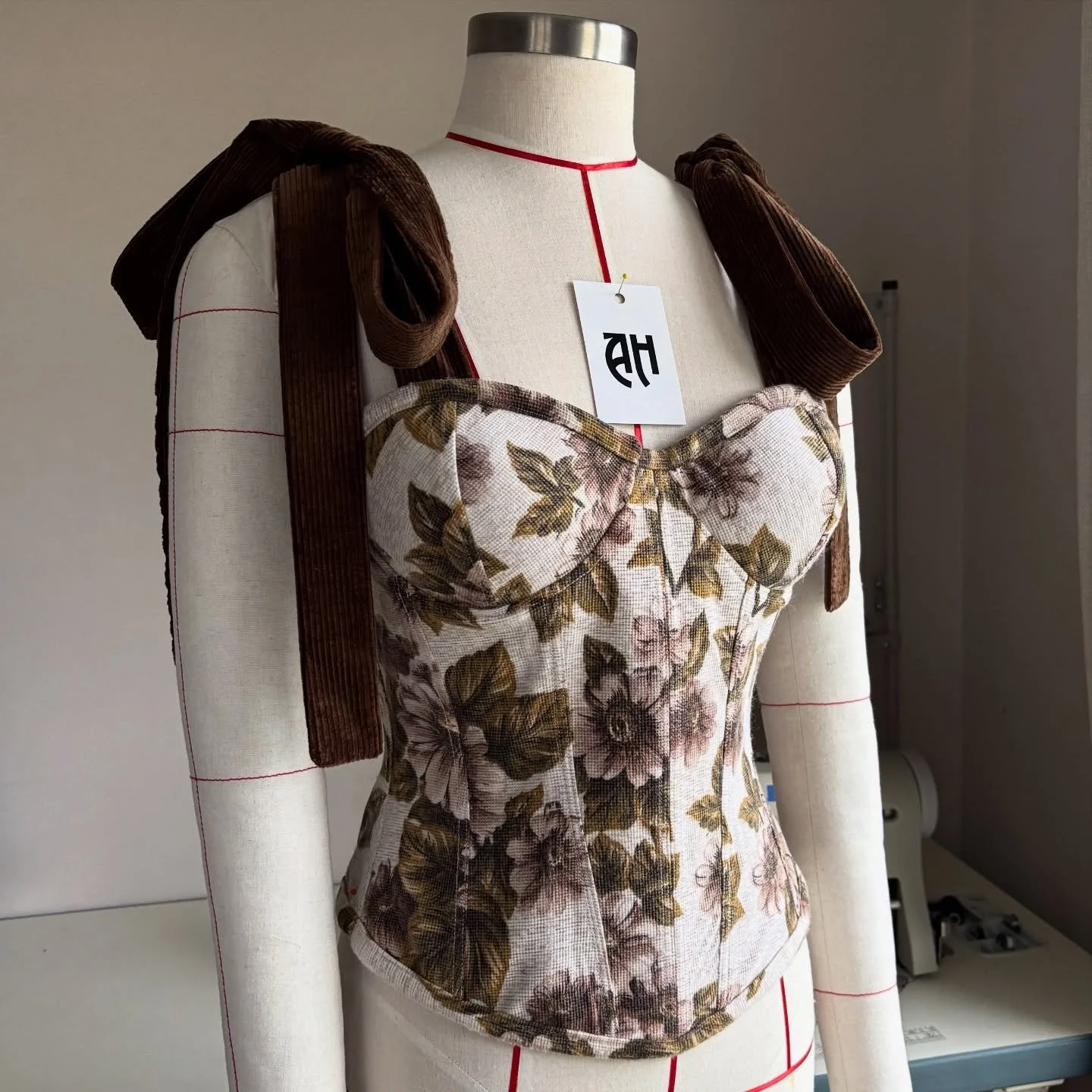 Vintage floral &amp; brown cord = perfect combination 🎀

AH custom corset, handmade in Ireland 🇮🇪 

#handmadeinireland #customcorset #corsetdesign #slowfashion #irishdesigner bespokefashion detailshot craftedwithcare supportlocal handmadefashion r