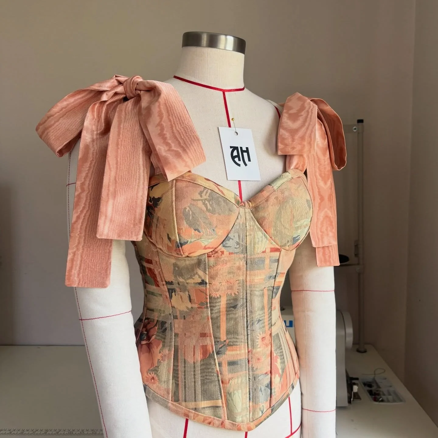 The prettiest AH spring corset 🎀🫶🌸🌼🌷
#irishdesign #irishdesigner #sustainability #ifw