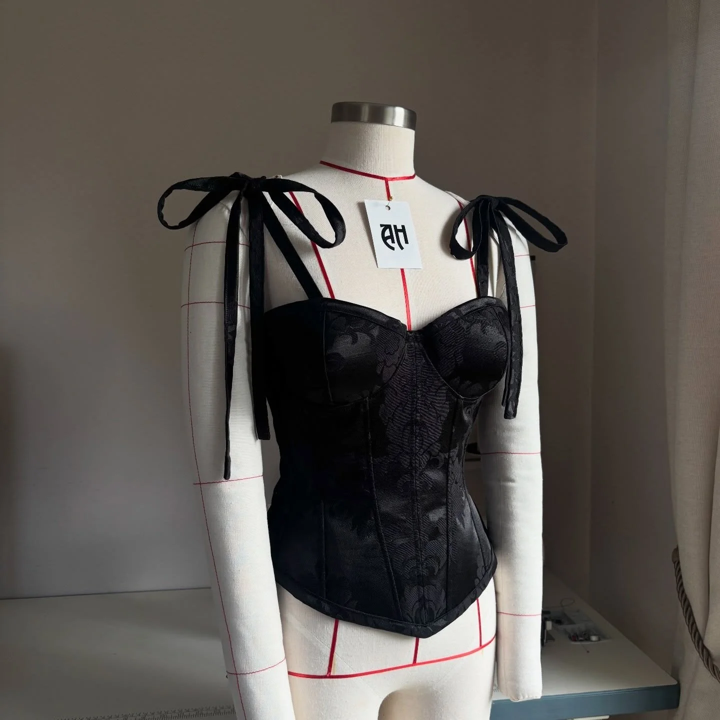 The little black dress walked so this could cinch🖤 #irishdesign #corset #blackcorset