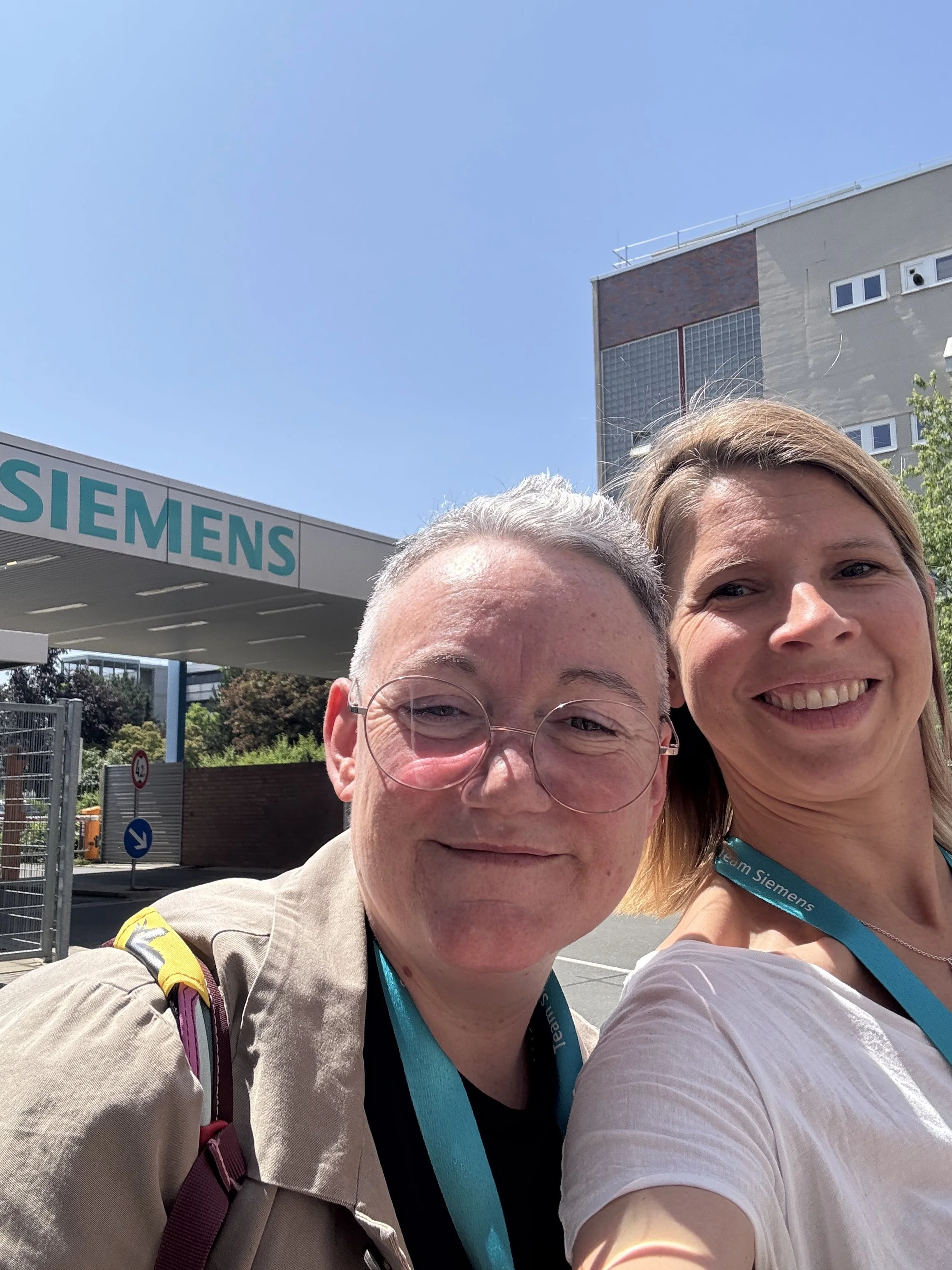 Judith Jules Muster und Anja Hendel auf Podcast Tour bei SIEMENS