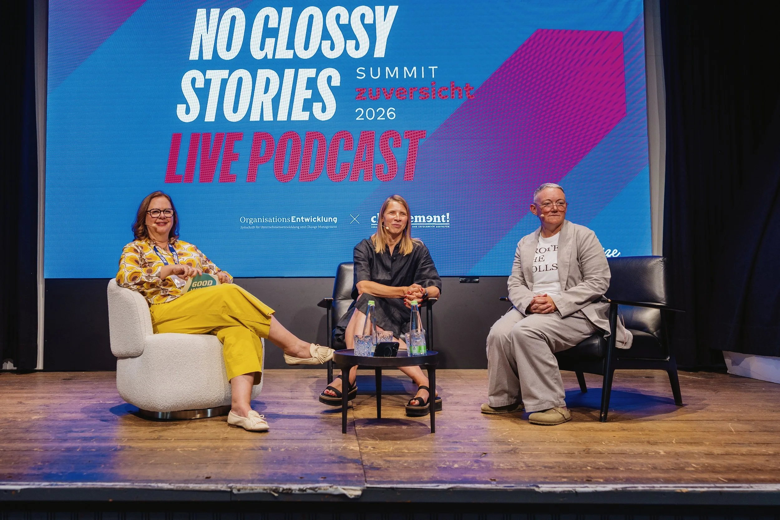 Judith Jules Muster und Anja Hendel beim Good Work Live Podcast mit Jule Jankowski auf dem No Glossy Stories Summit 2026