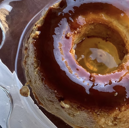 Bolo de pudim com cobertura de caramelo, em prato de vidro