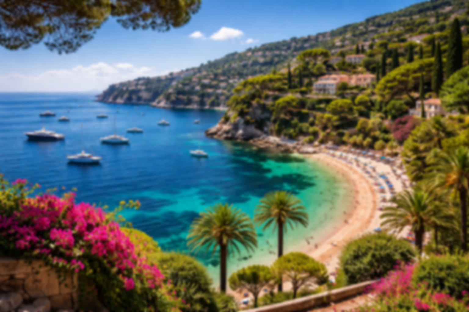 Plage de sable avec des parasols, eaux turquoise, yachts et montagnes verdoyantes en arrière-plan dans un paysage côtier méditerranéen.