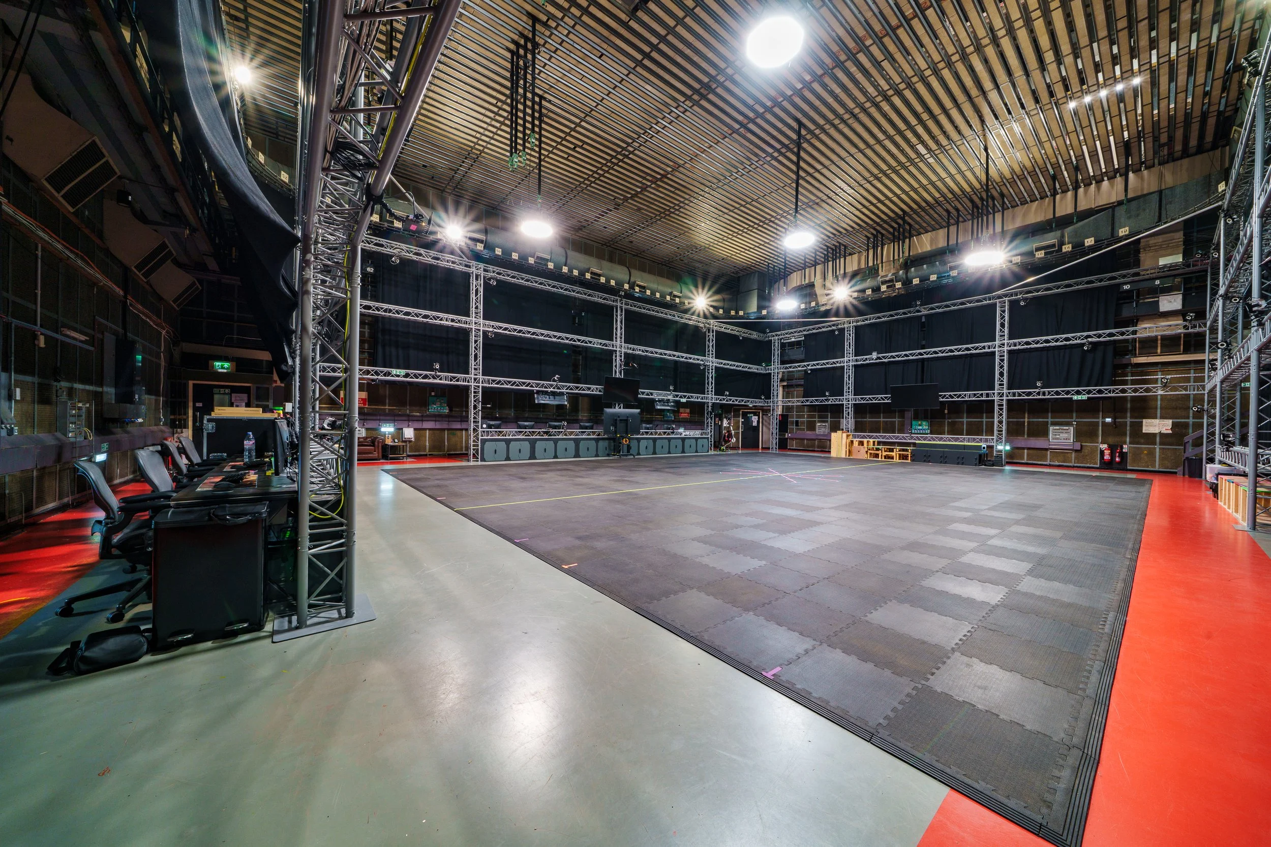 STUDIO 8 