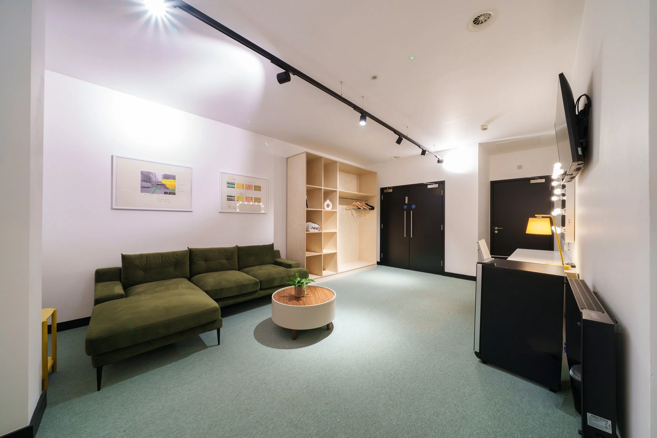 GREEN ROOM