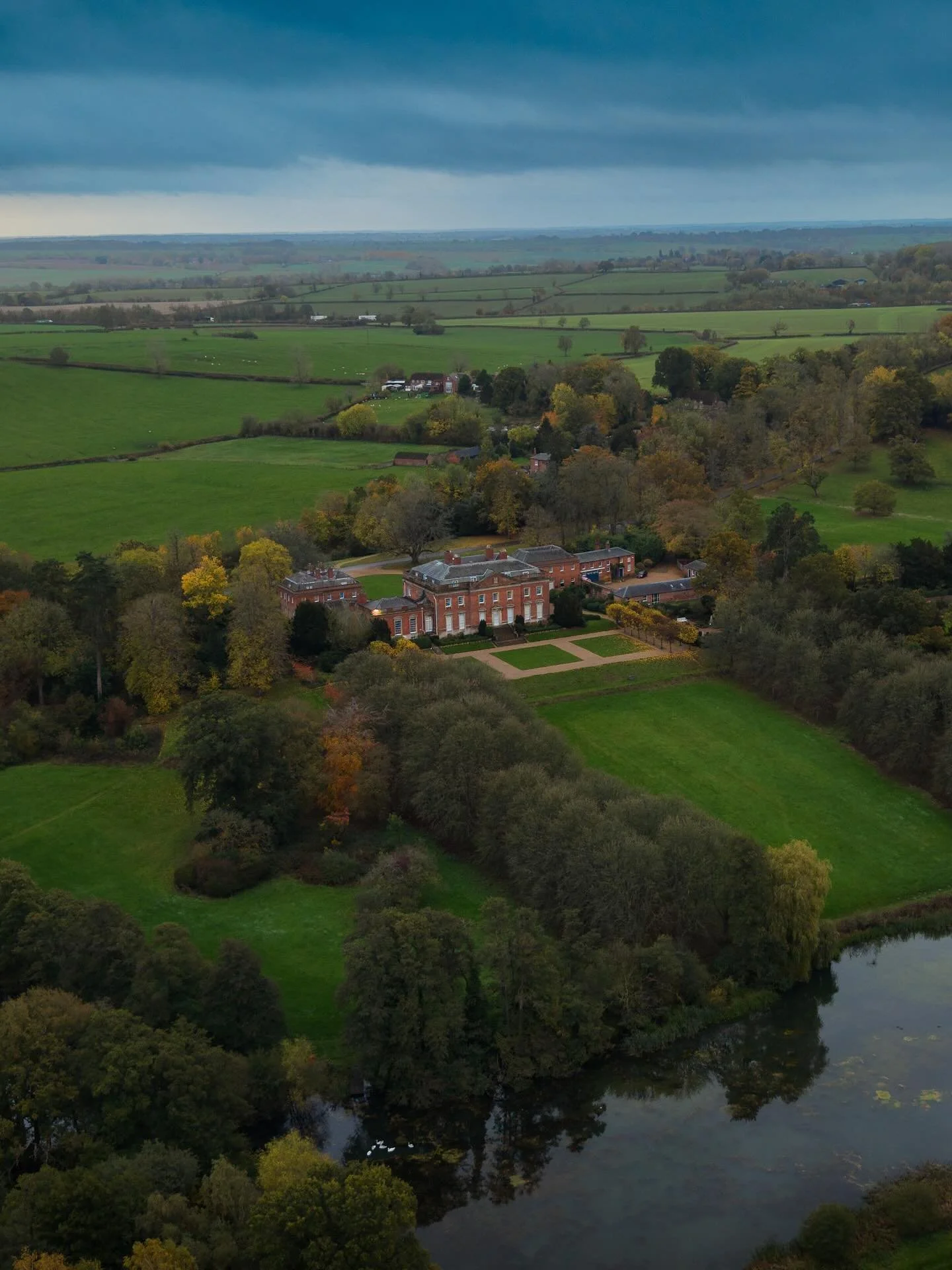 Kelmarsh Hall 🏰 #dji
#aerial
#photography
#dronephotography
#dronestagram
#dronepics
#dronegram
#dronepointofview
#droneaddiction
#dronepassion
#droneheroes
#droneworld
#dronelife
#fromwhereidrone
#aerialphotography
#droneview
#skyhighshots
#abovean