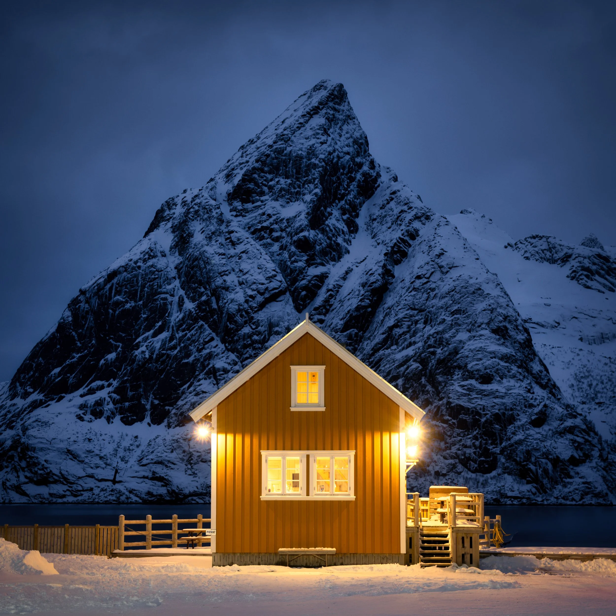 Die Hütte von Sakrisoy in der blauen Stunde