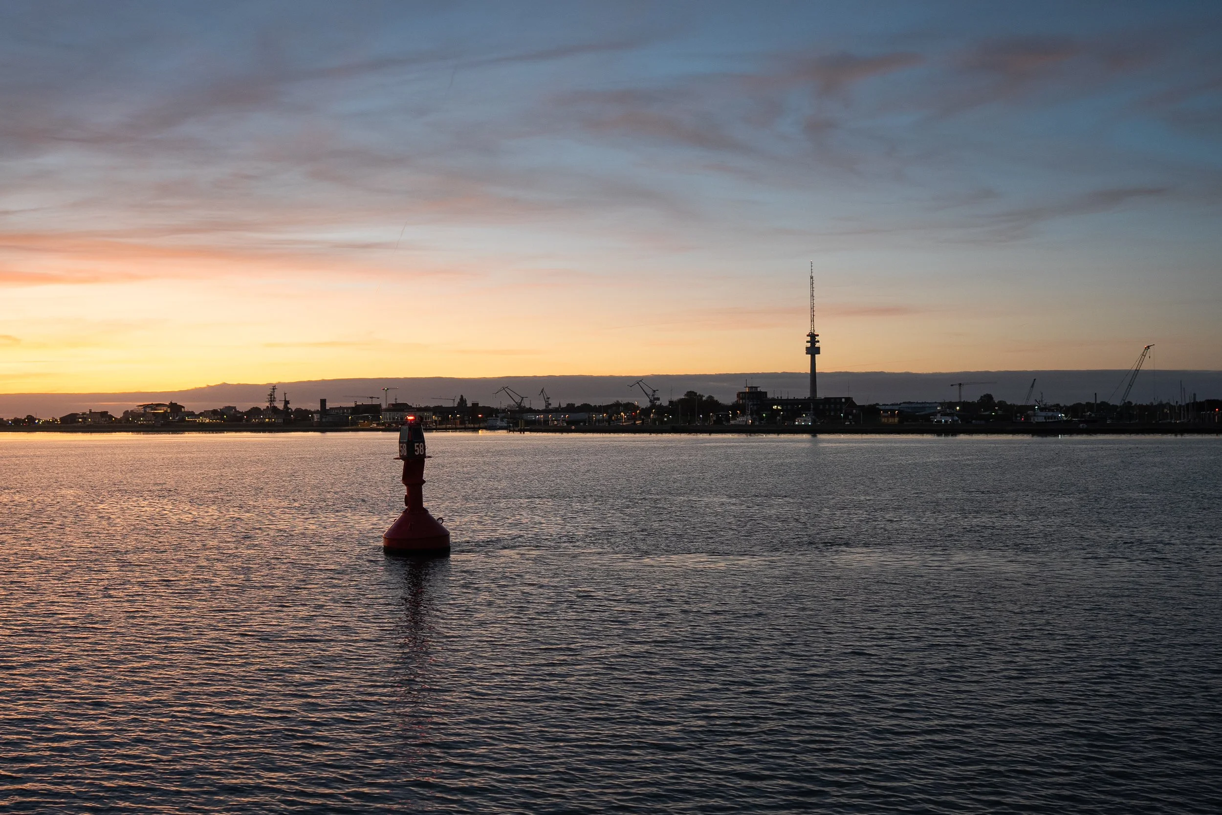 Wilhelmshaven während der Dämmerung