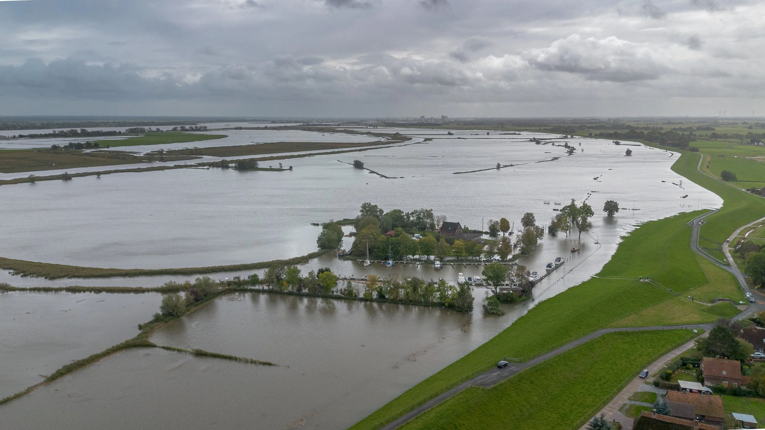Sturmflut mit 2 m über normalem Hochwasser am Weserdeich in Rodenkirchen
