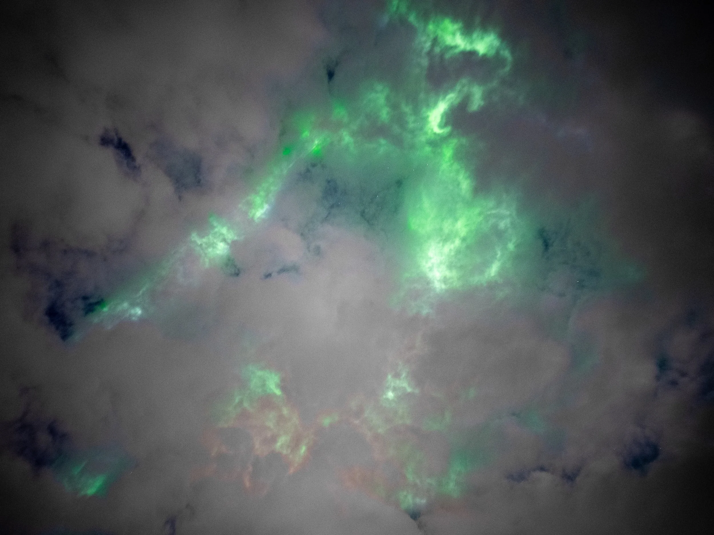 Polarlicht hinter Wolken sehen aus wie ein Ungeheuer
