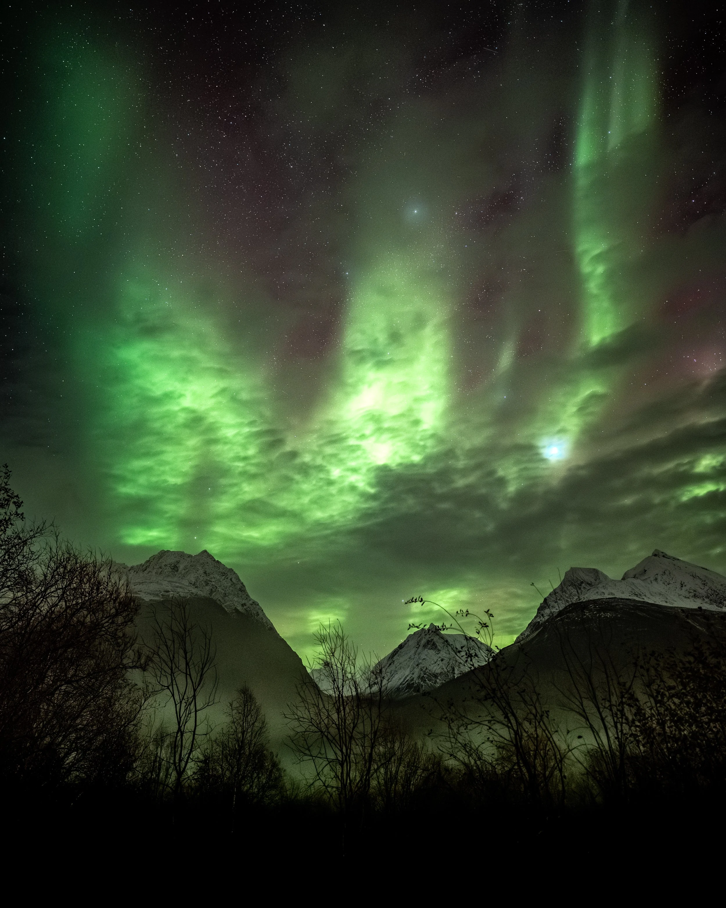 Im Tal steigt Nebel auf und verleiht dem Bild eine mystische Stimmung