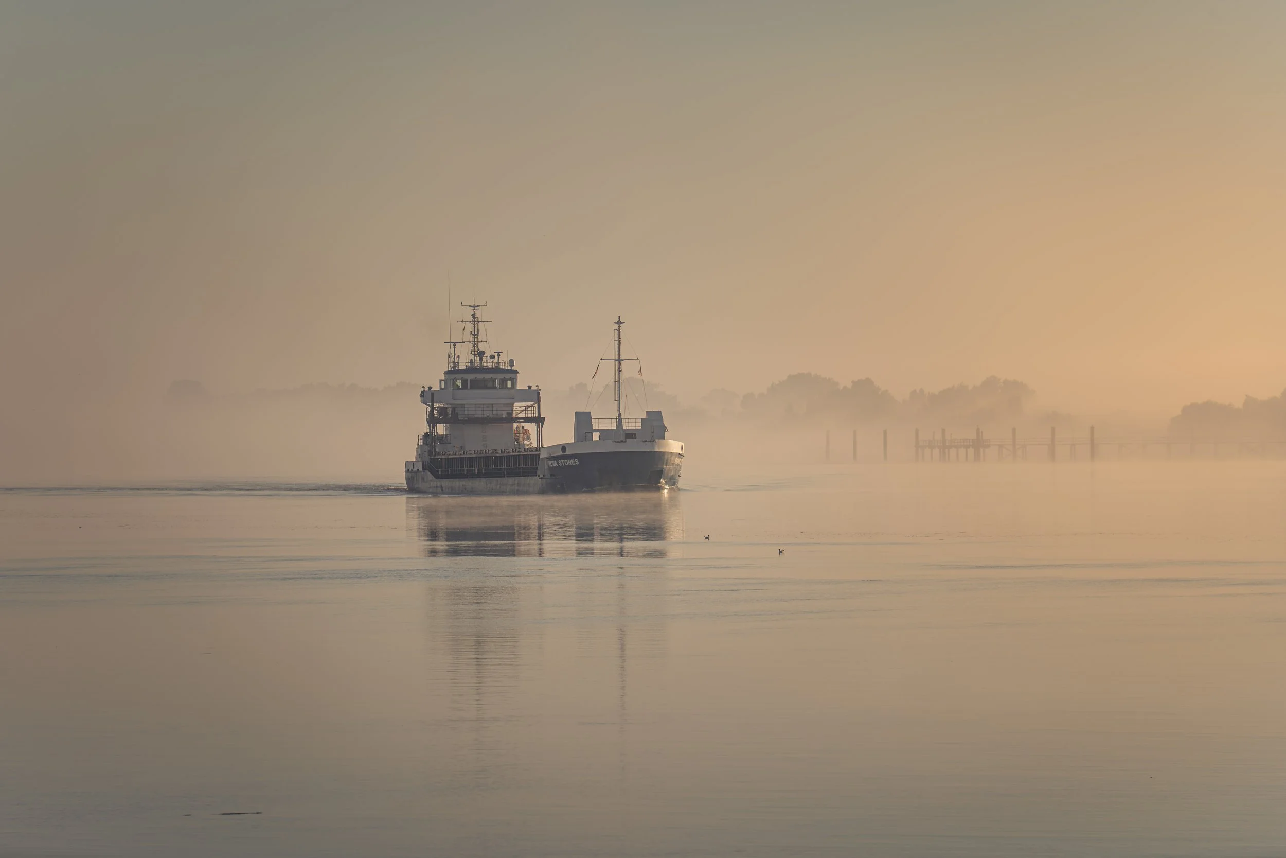 Transportschiff auf der Weser