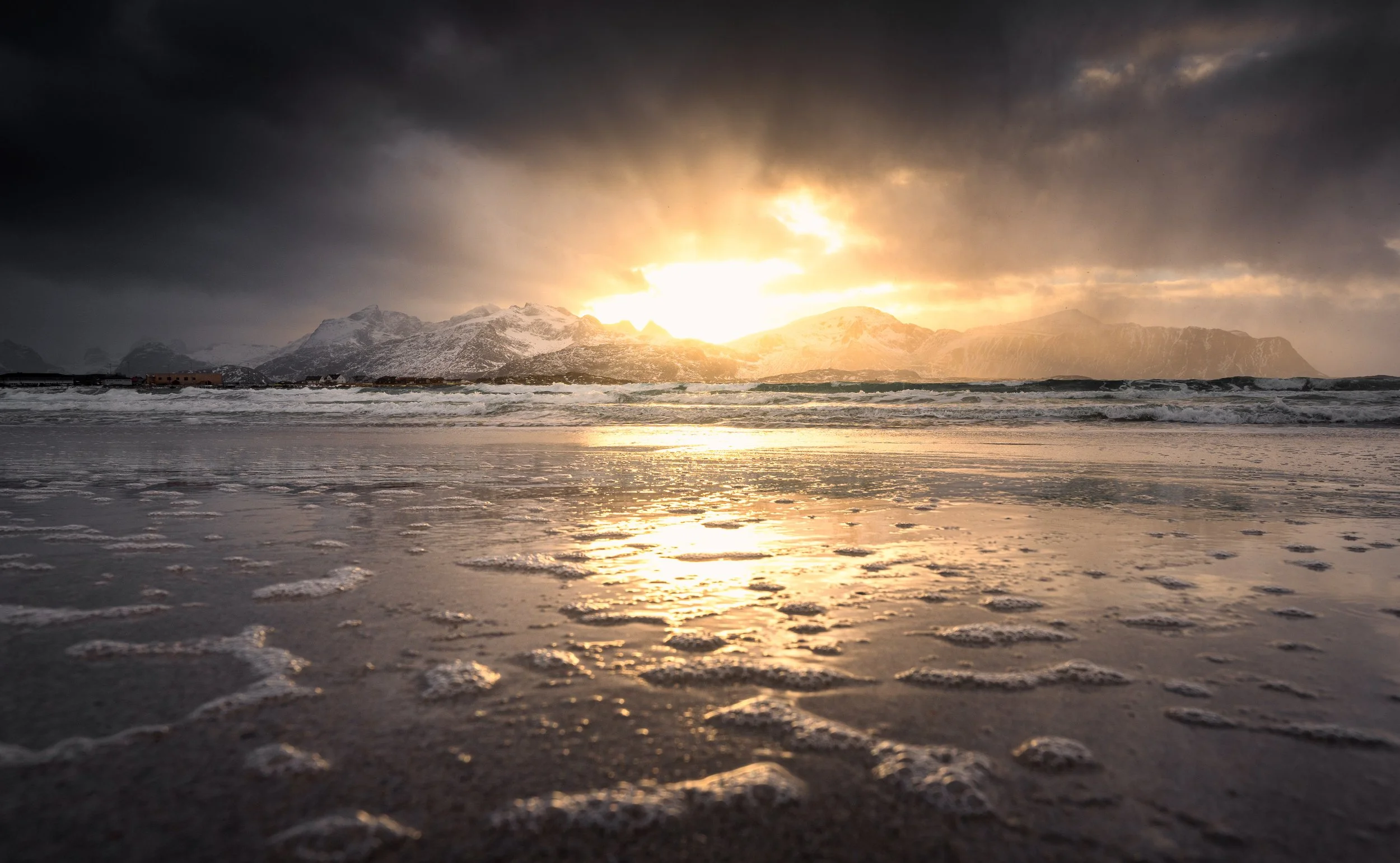 Die Sonne kommt trotz Sturm durch die Wolkendecke durch