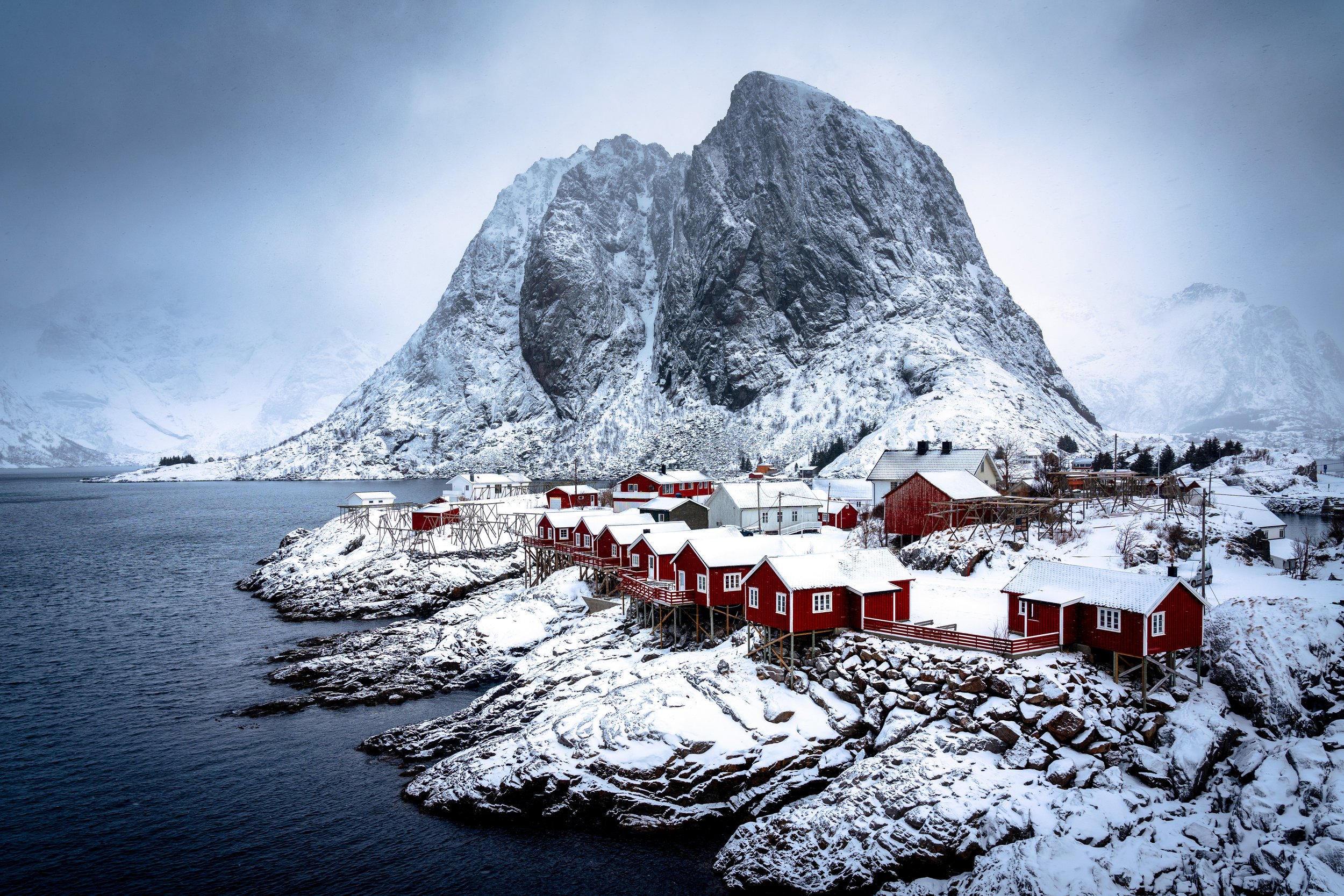 Das bekannte Fotomotiv der Lofoten: die roten Hütten von Hamnoy