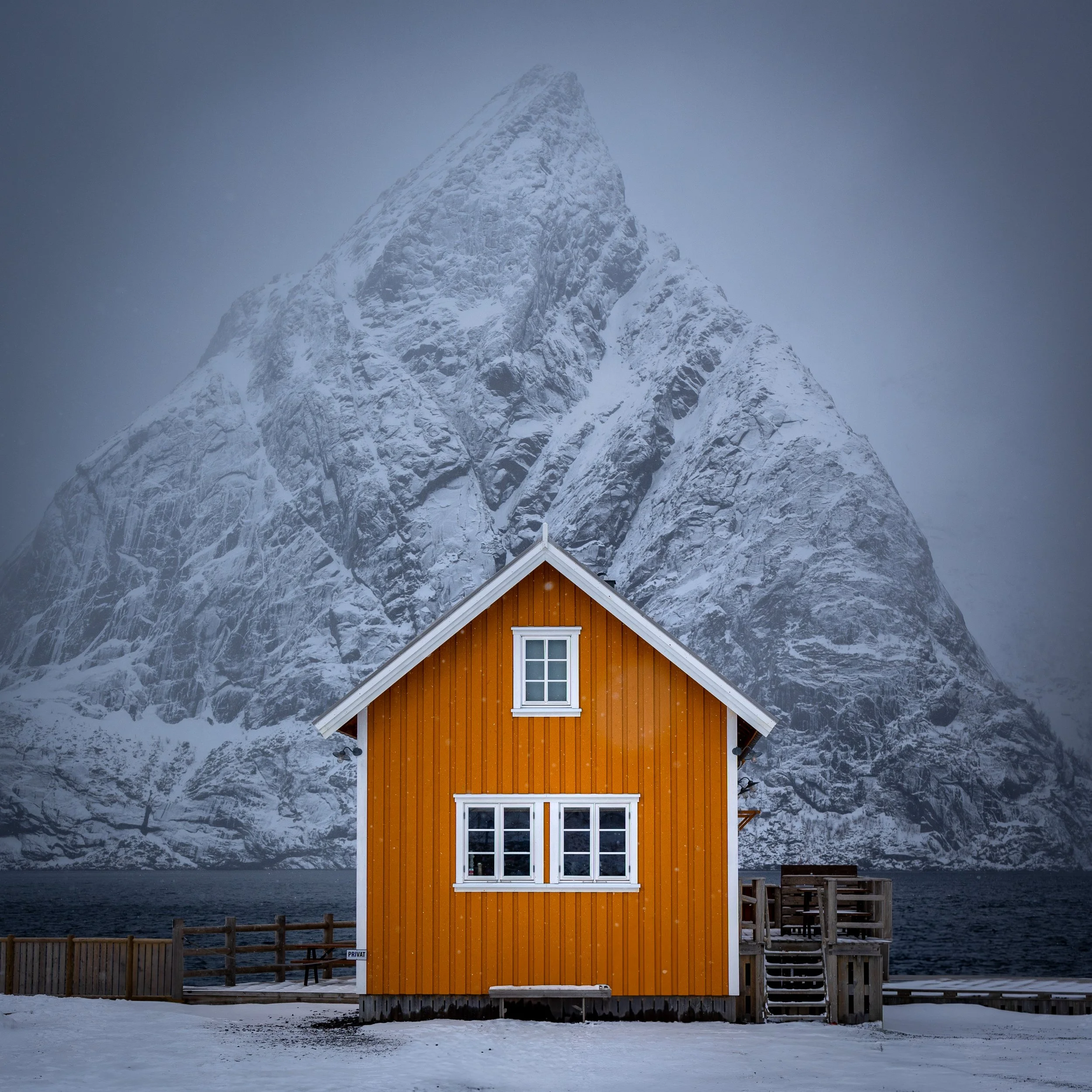 Die charakteristische Hütte von Sakrisoy