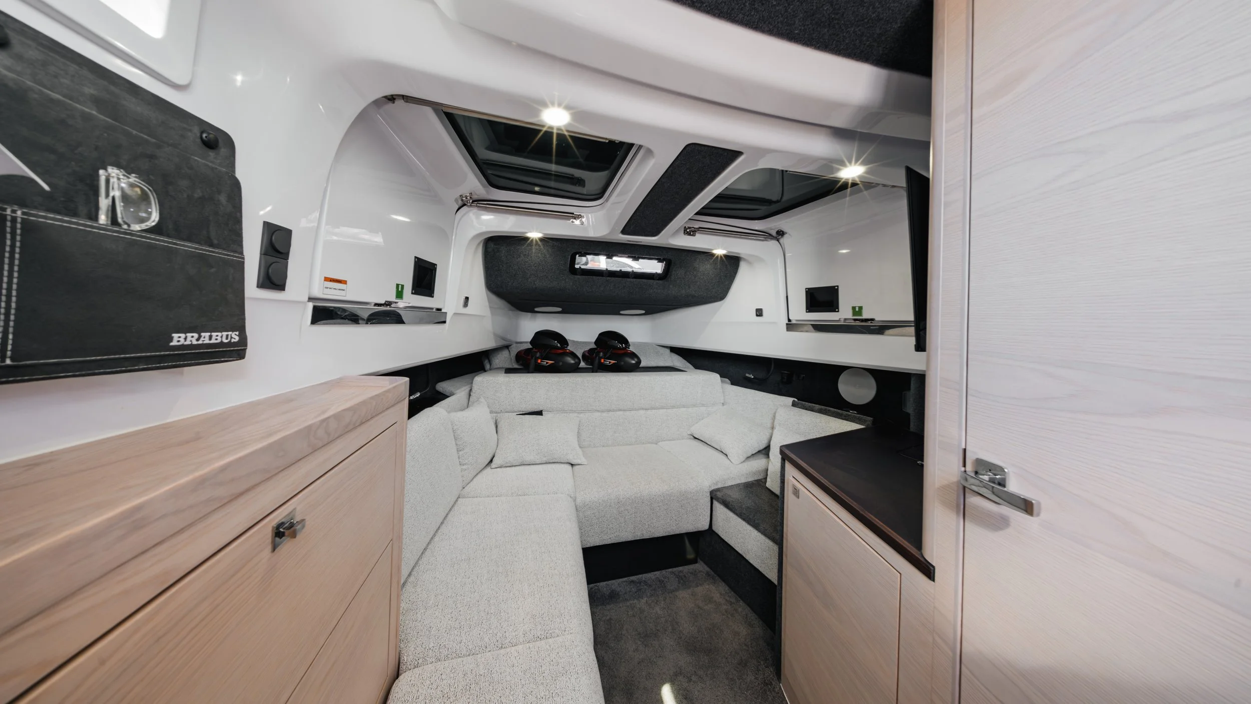 Cabine intérieure avec couchage à bord de l'Axopar 45, Cannes