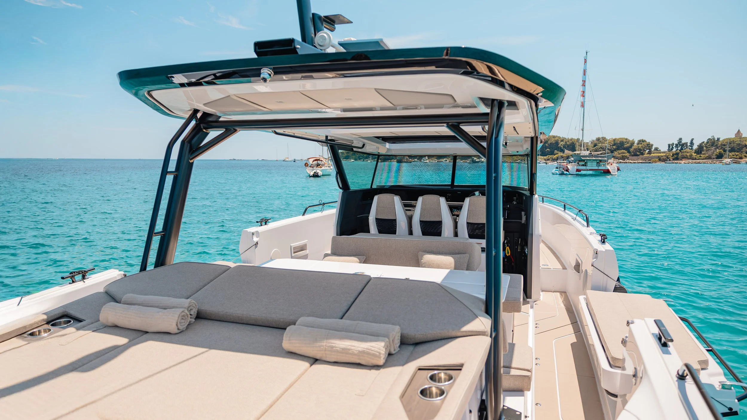 Cockpit et salon extérieur de l'Axopar 45 au mouillage devant Cannes