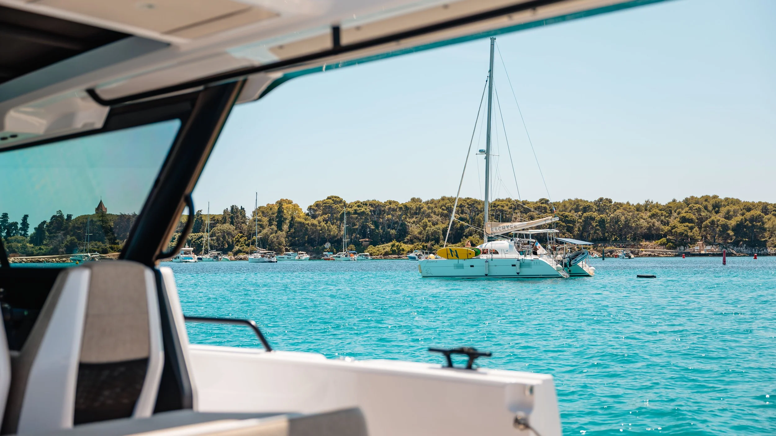 Vue depuis le cockpit de l'Axopar 45 sur les Îles de Lérins près de Cannes