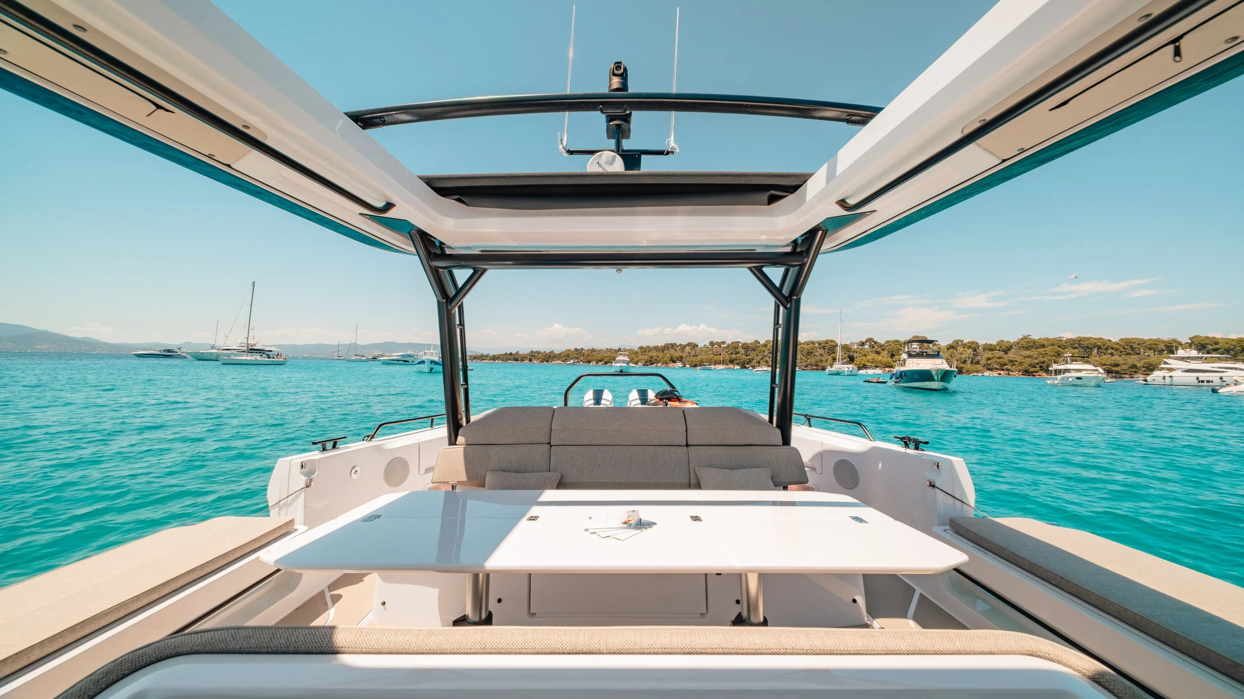 Espace détente sur le pont avant de l'Axopar 45, location bateau Cannes