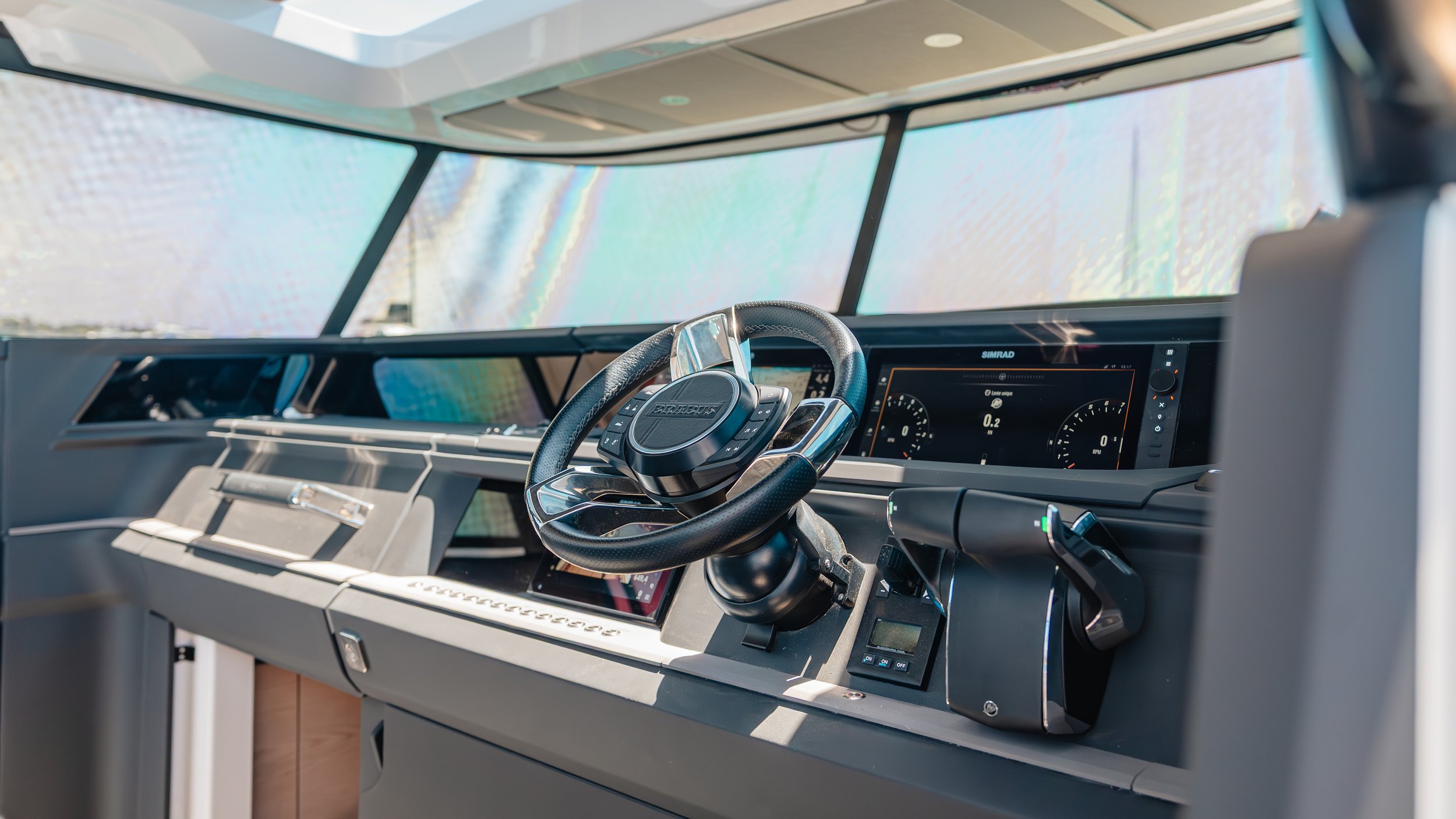 Poste de pilotage de l'Axopar 45 en location à Cannes, vue sur la baie