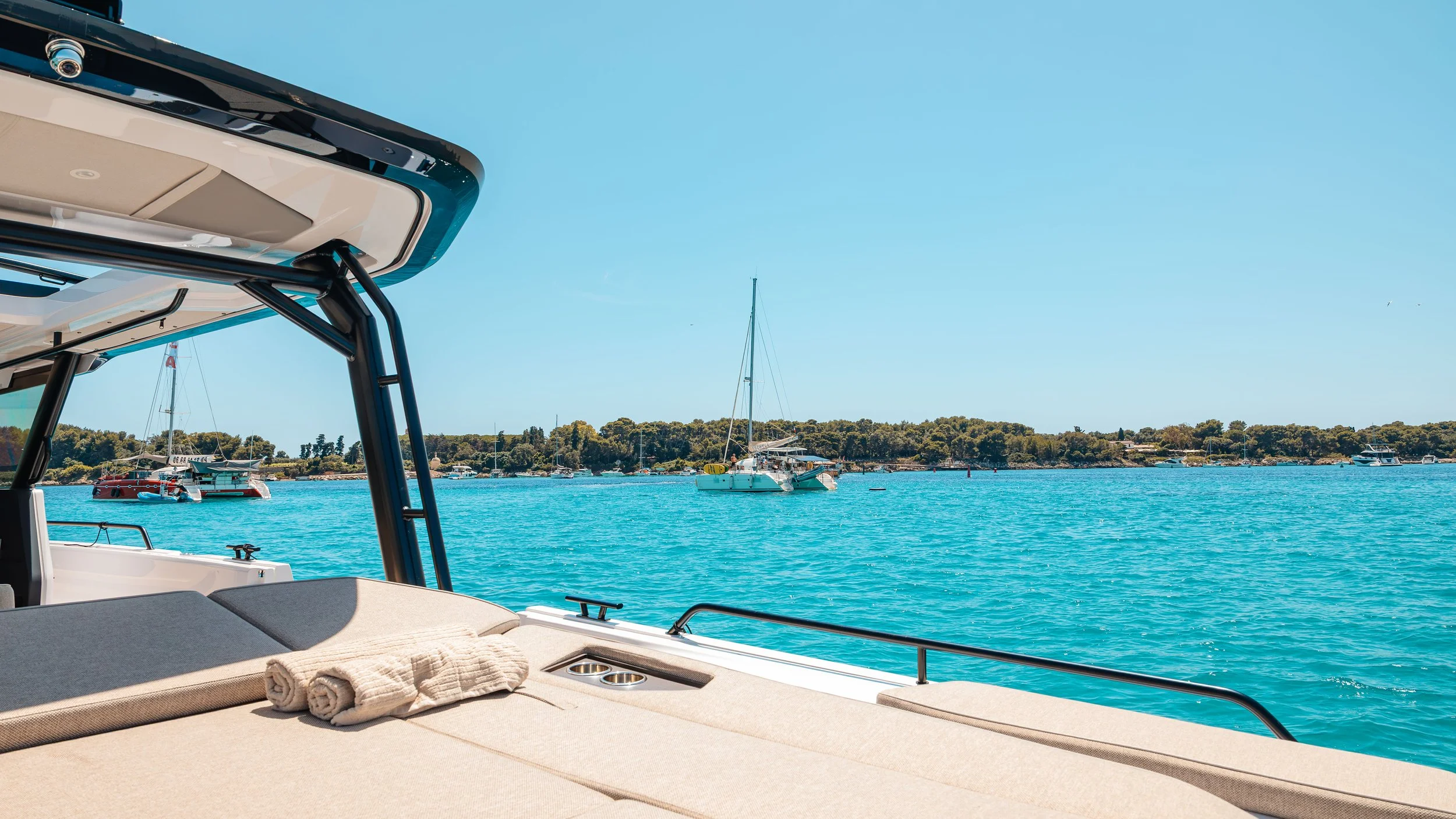 Vue sur les Îles de Lérins depuis l'Axopar 45, location bateau Cannes