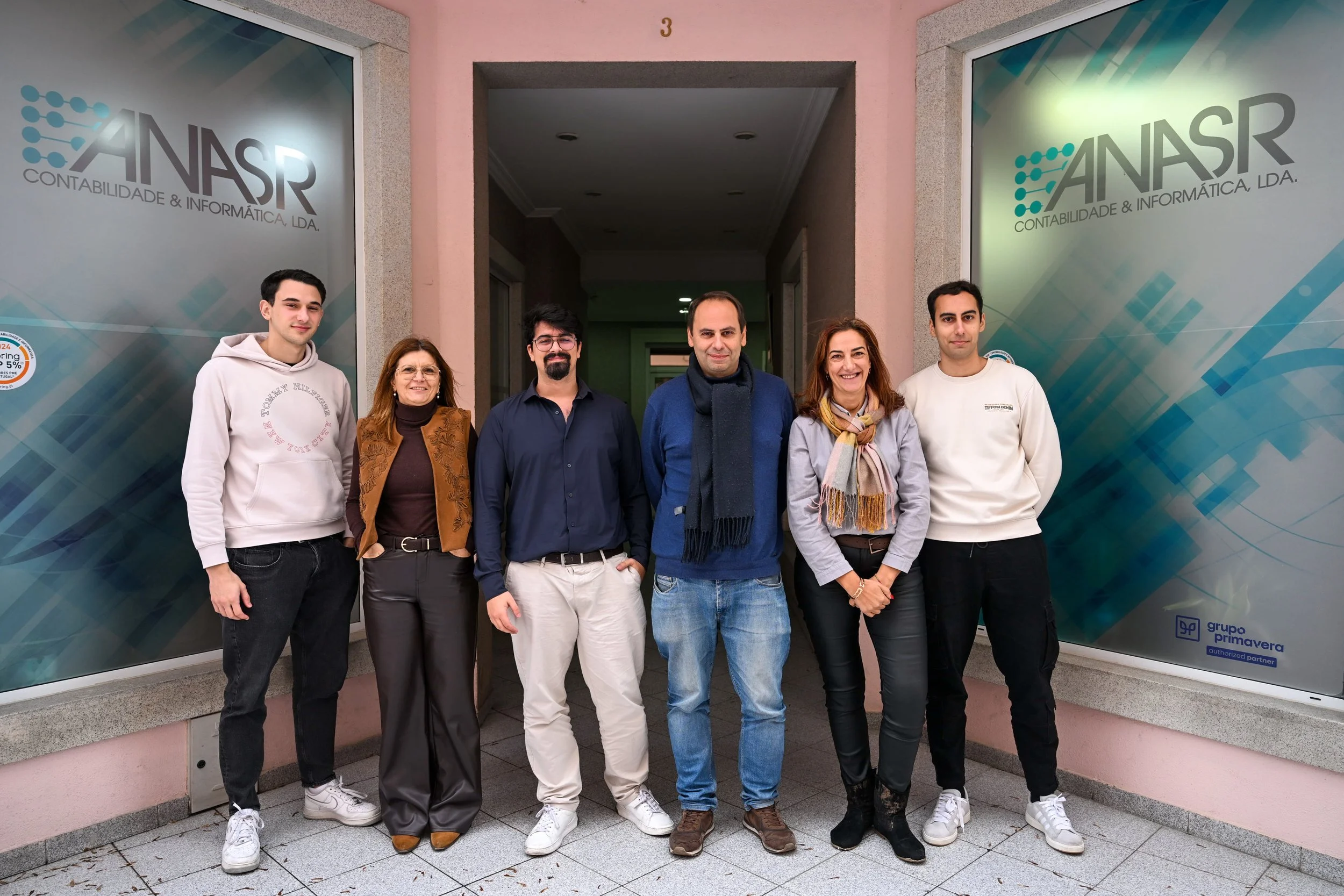 Equipa da ANASR em frente aos escritórios na Covilhâ