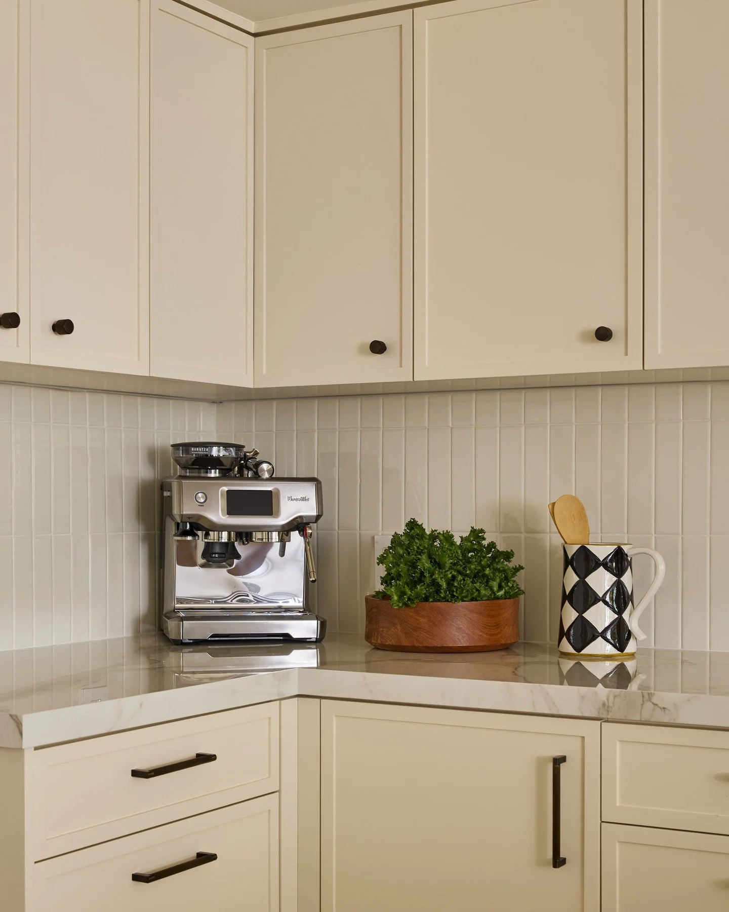 Transform your kitchen into a timeless masterpiece with off-white modern shaker panels!  Imagine stepping into a space that effortlessly blends elegance with functionality. Classic design reinvented can redefine your home and inspire creativity in yo