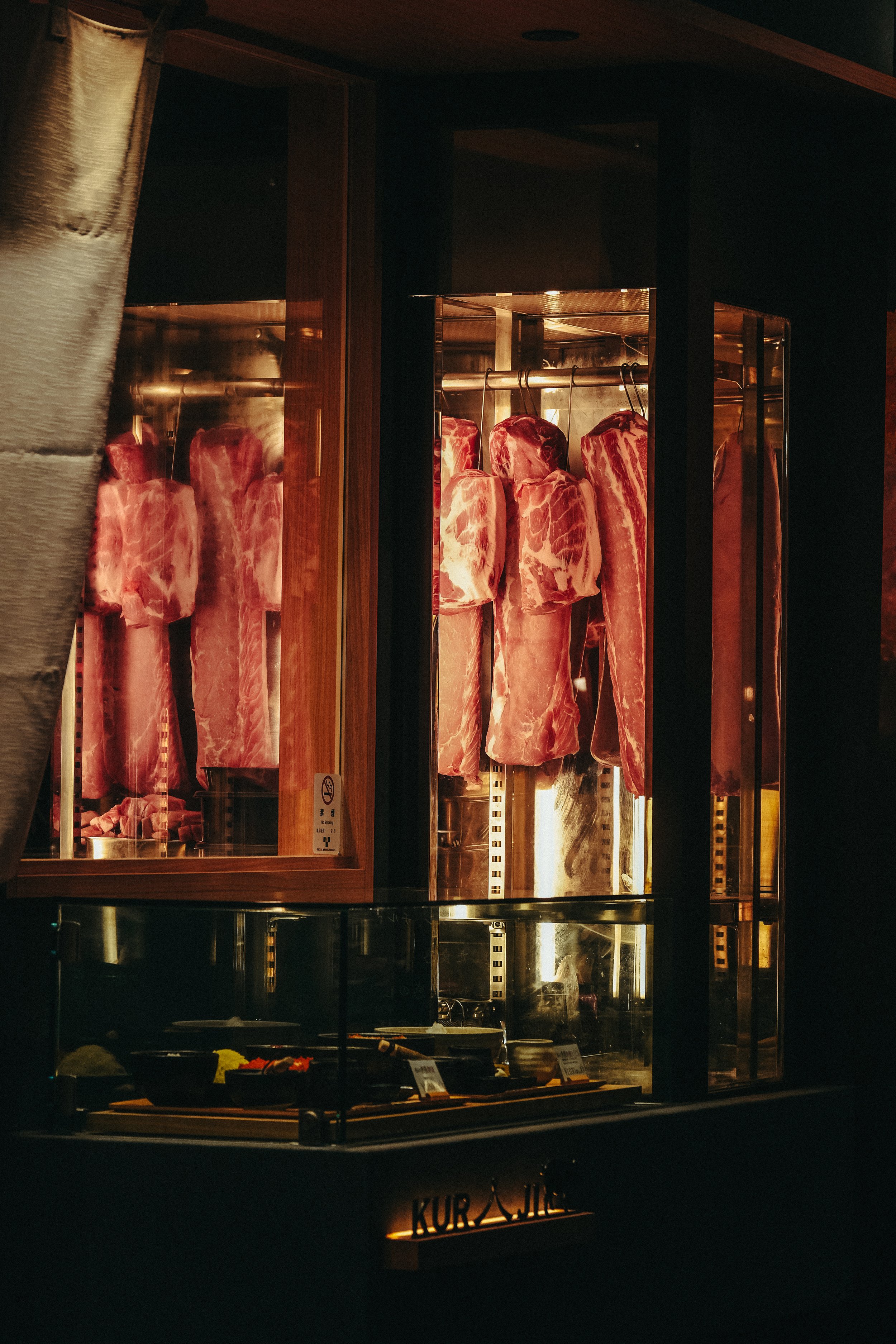Rindfleisch hängt in einem Kühlschrank in einem Restaurant.