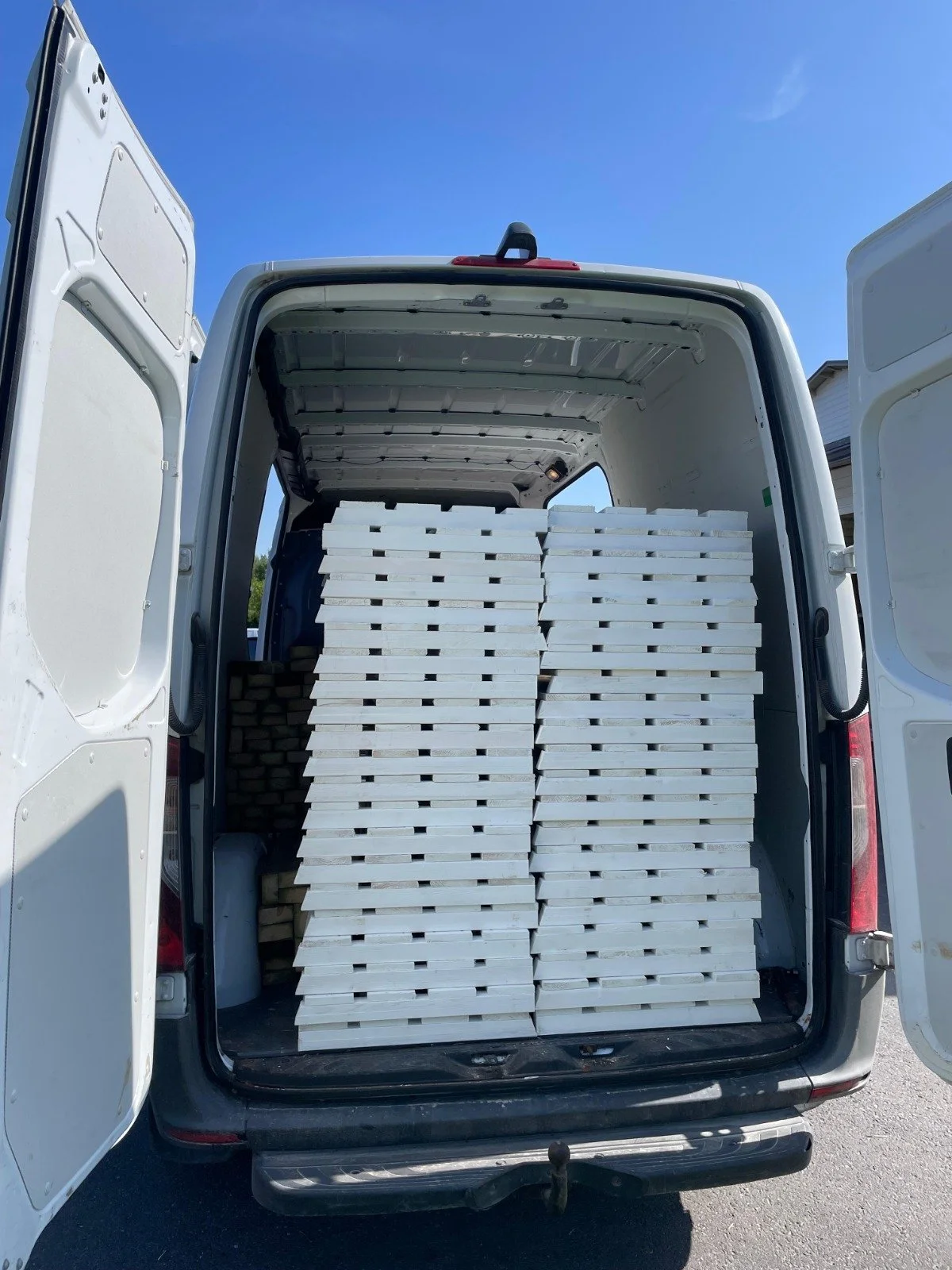 Elementtiaitaa pakettiauton kyydissä valmiina asennettavaksi.