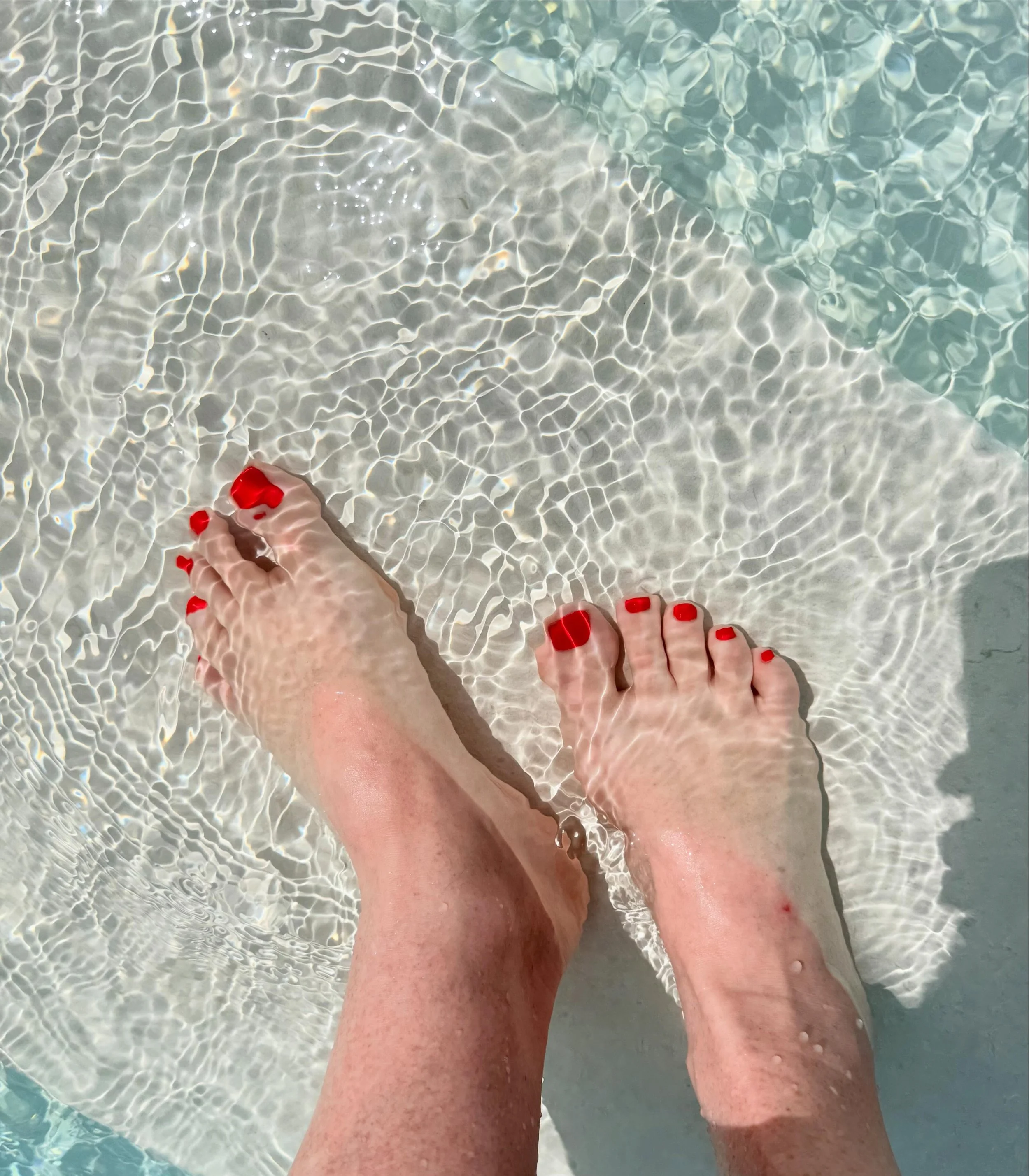 Hot weather can leave feet swollen, tired and dehydrated without us even noticing ☀️🦶💦
Keeping your feet cool isn&rsquo;t just about comfort&hellip; it can actually support your overall wellbeing too.

Cooling the feet may help:
✨ Reduce swelling a